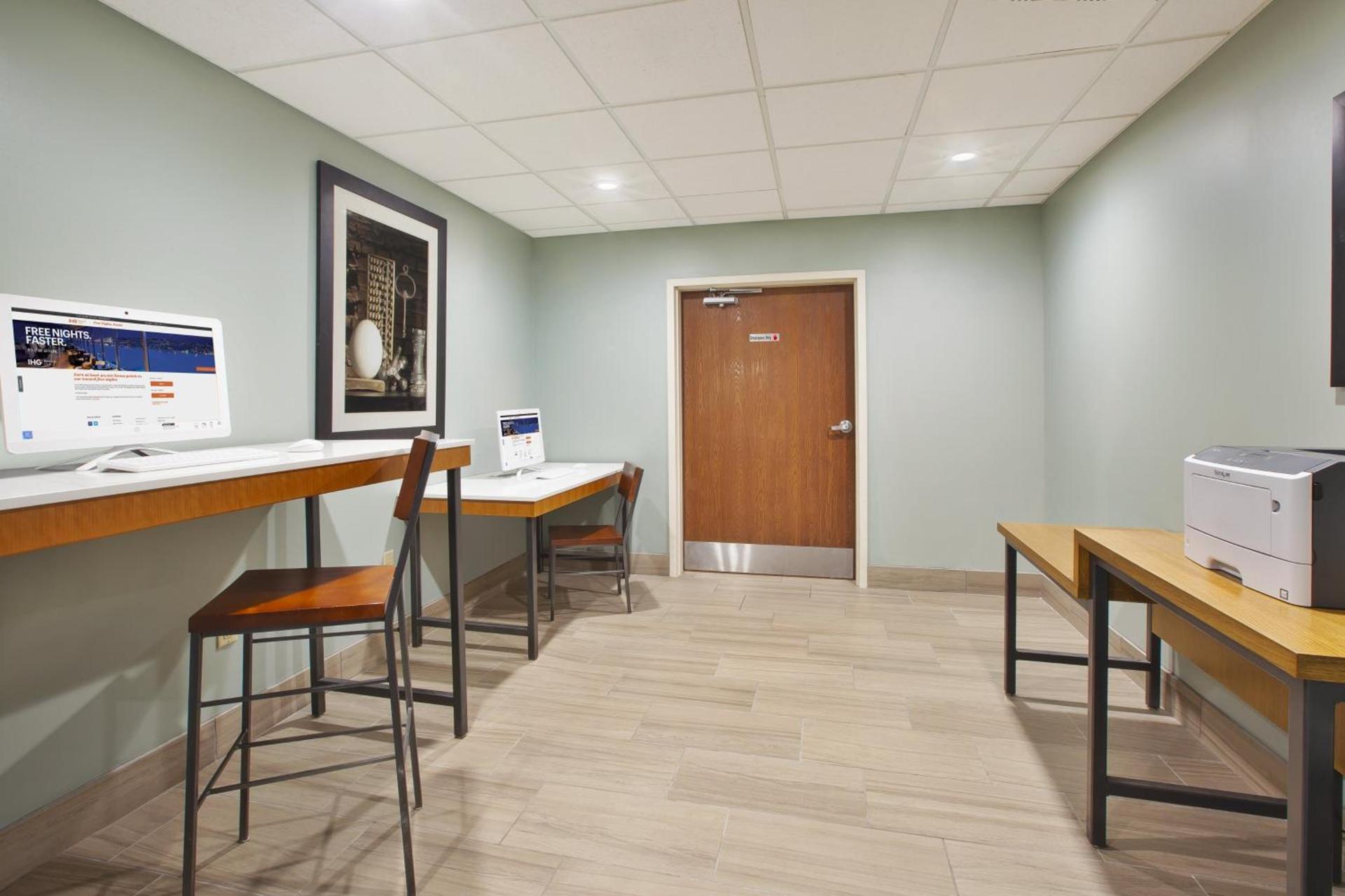 Holiday Inn Express Tiffin by IHG photo 6