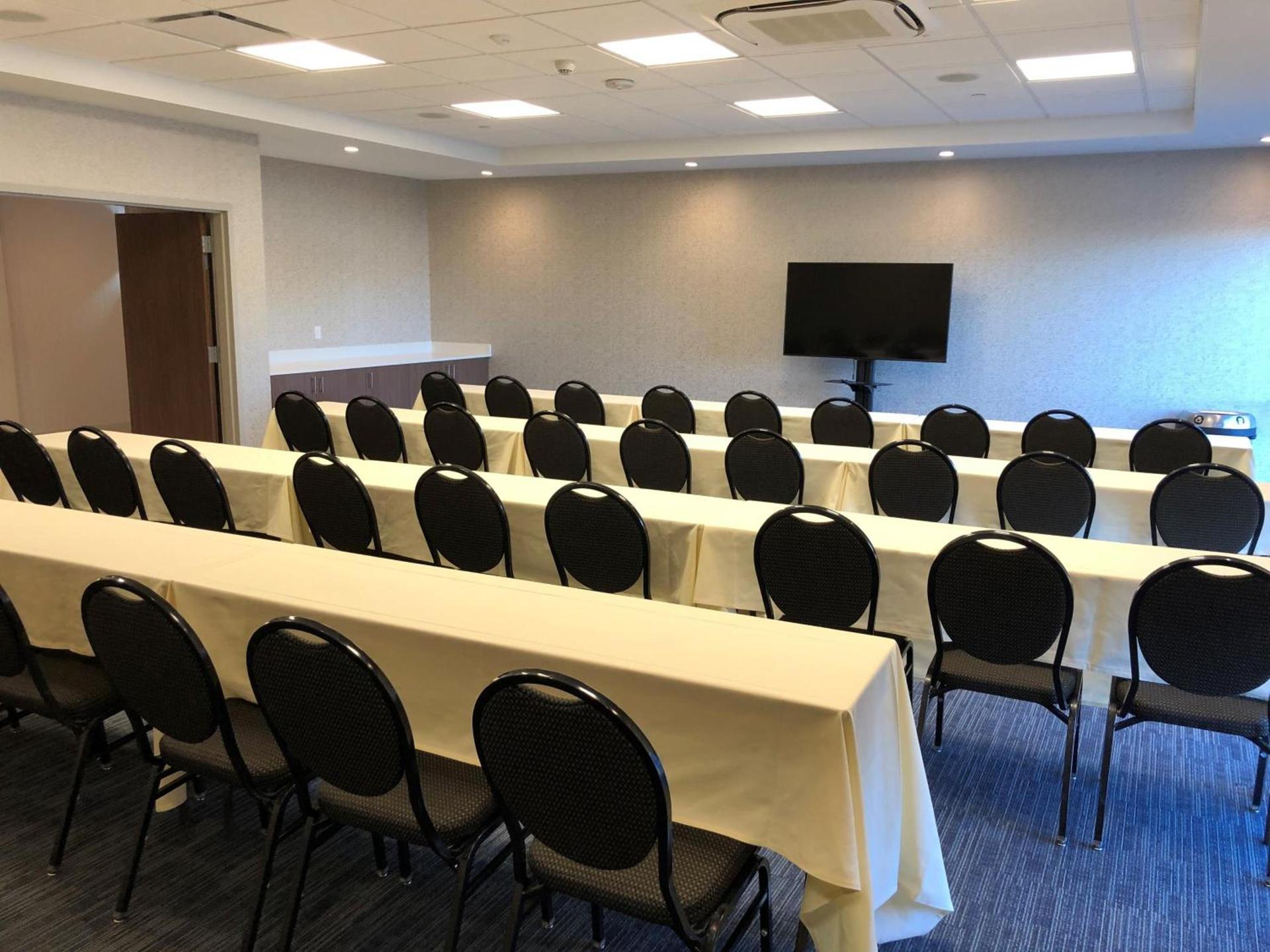Holiday Inn Express & Suites - Springfield North by IHG photo 33