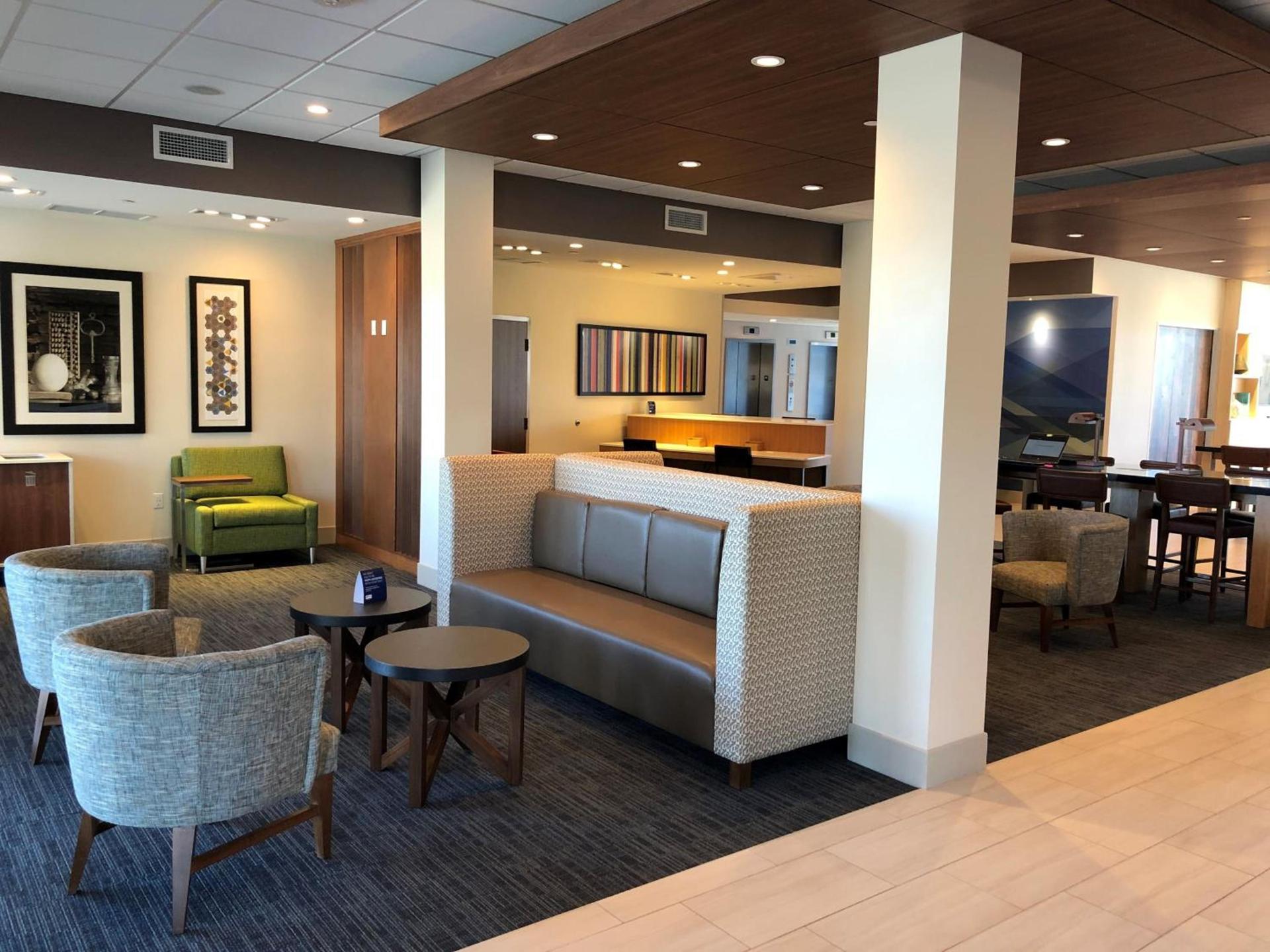 Holiday Inn Express & Suites - Springfield North by IHG photo 6