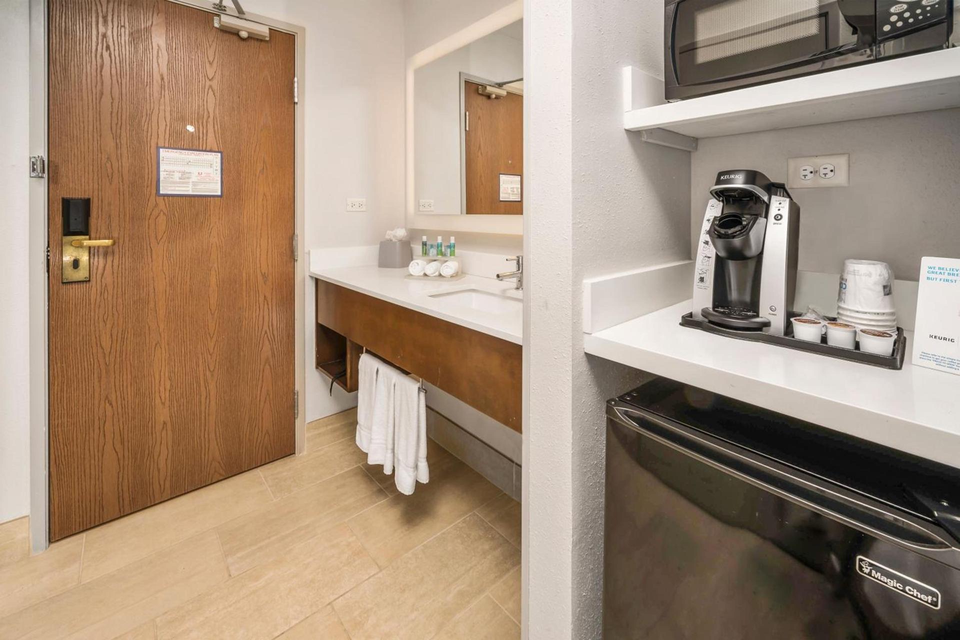 Holiday Inn Express Chicago Northwest-Vernon Hills by IHG photo 41