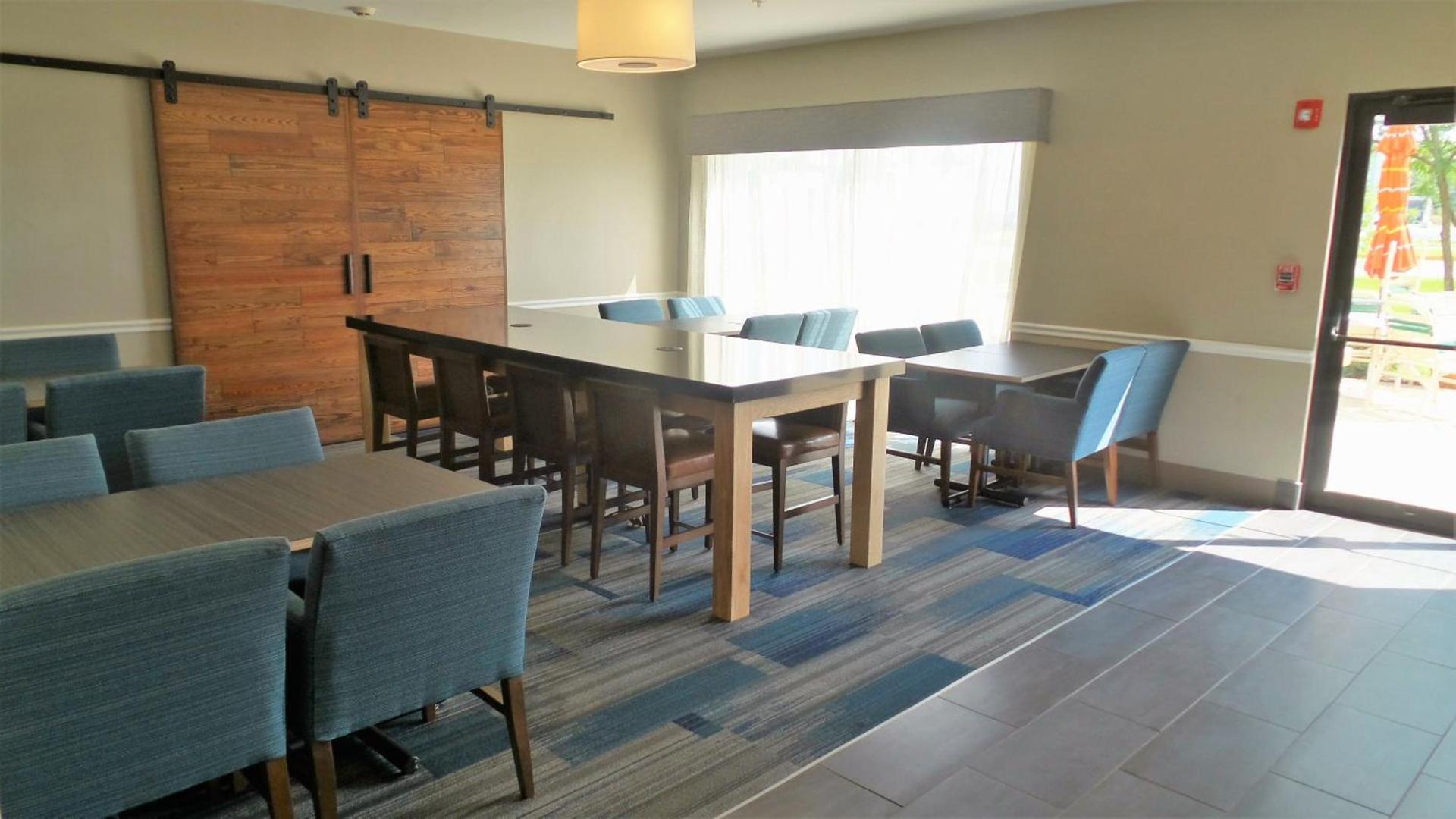 Muncie Place Hotel & Suites photo 15