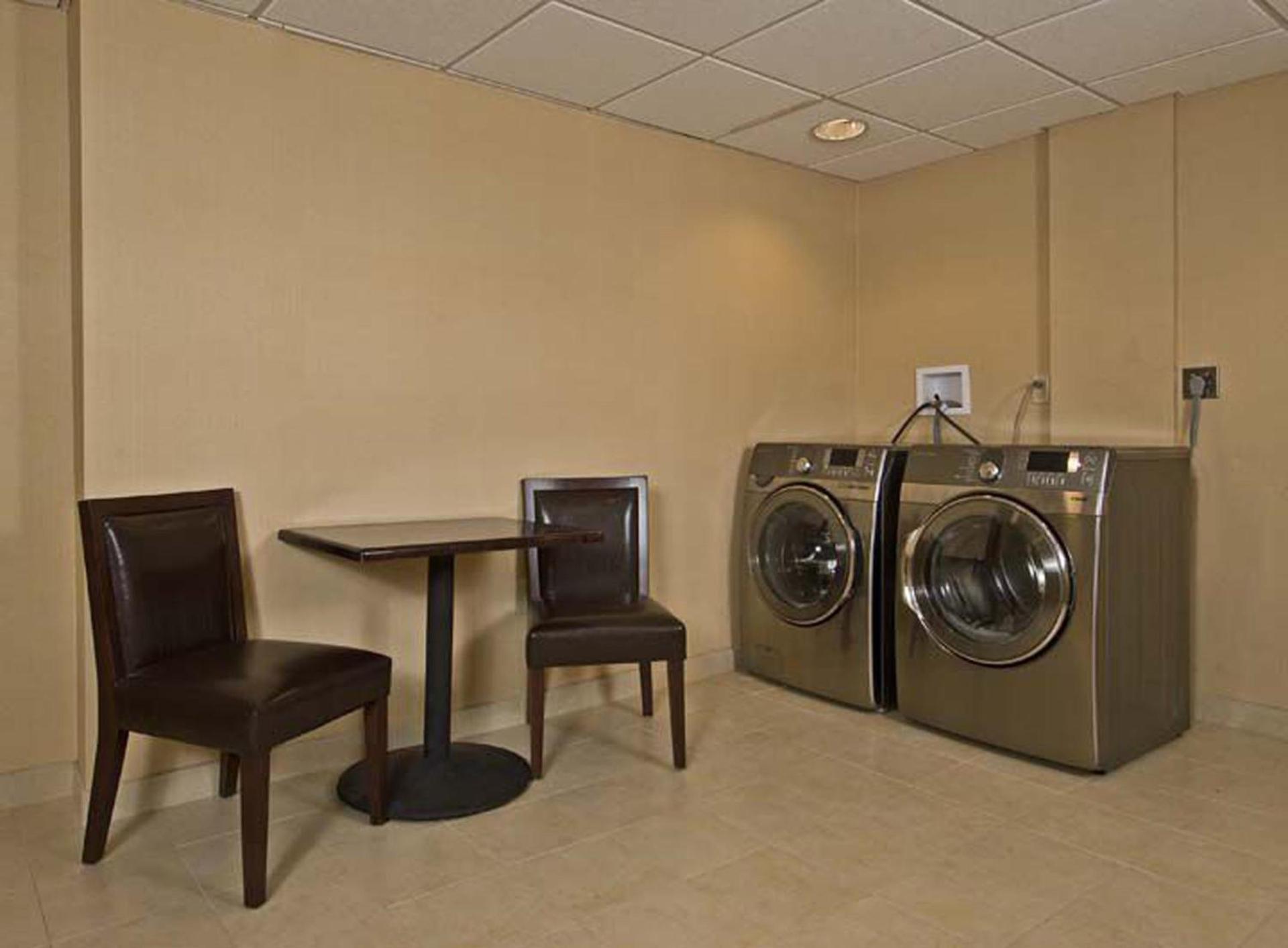 Armoni Inn & Suites photo 3