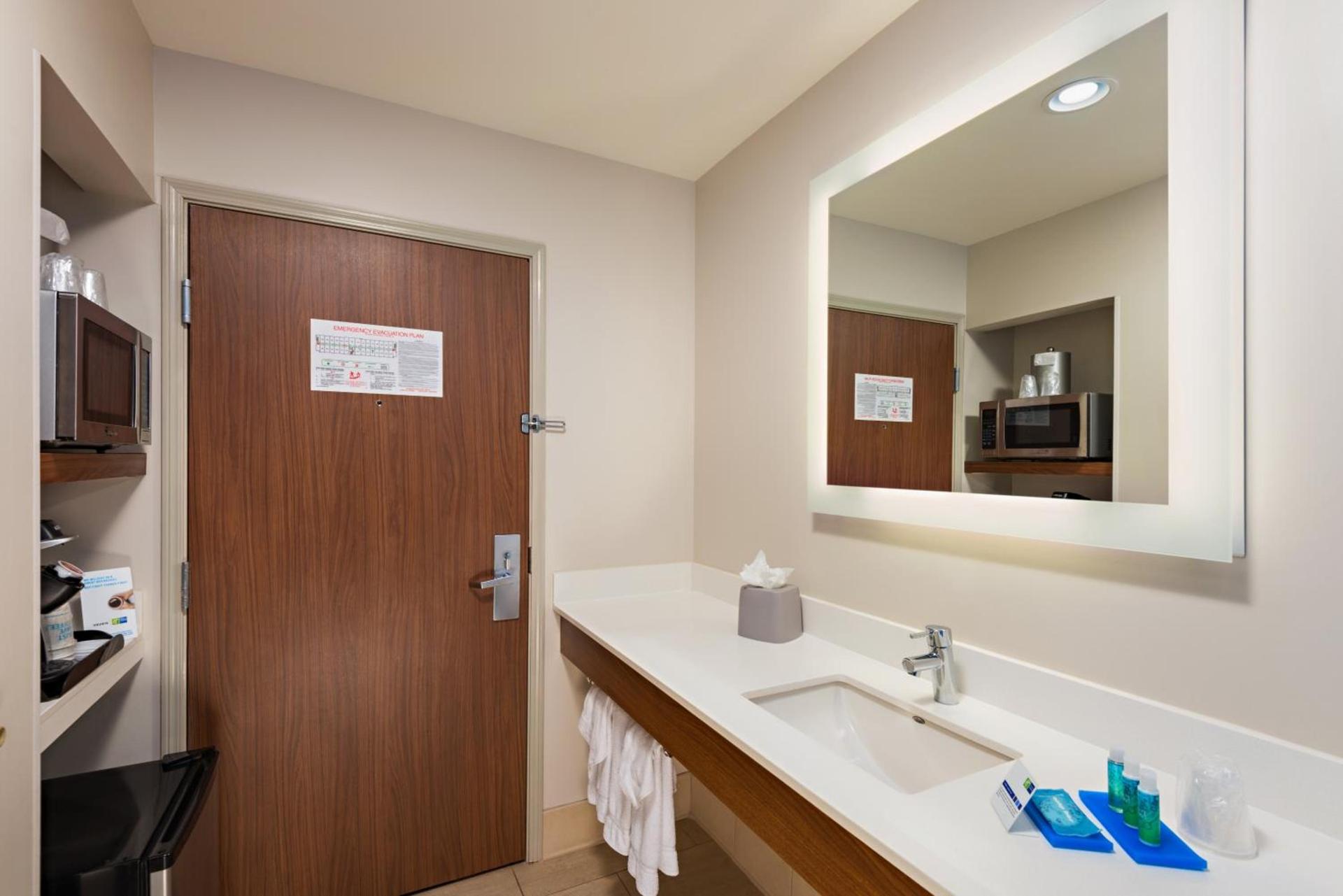 Holiday Inn Express Peoria North - Glendale by IHG photo 8