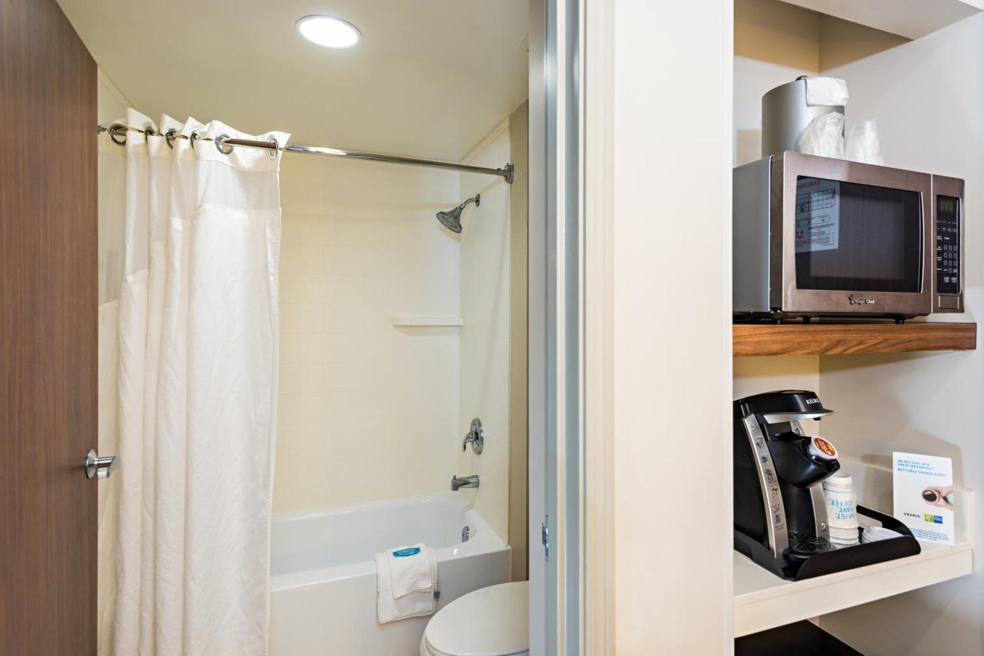 Holiday Inn Express Peoria North - Glendale by IHG photo 11