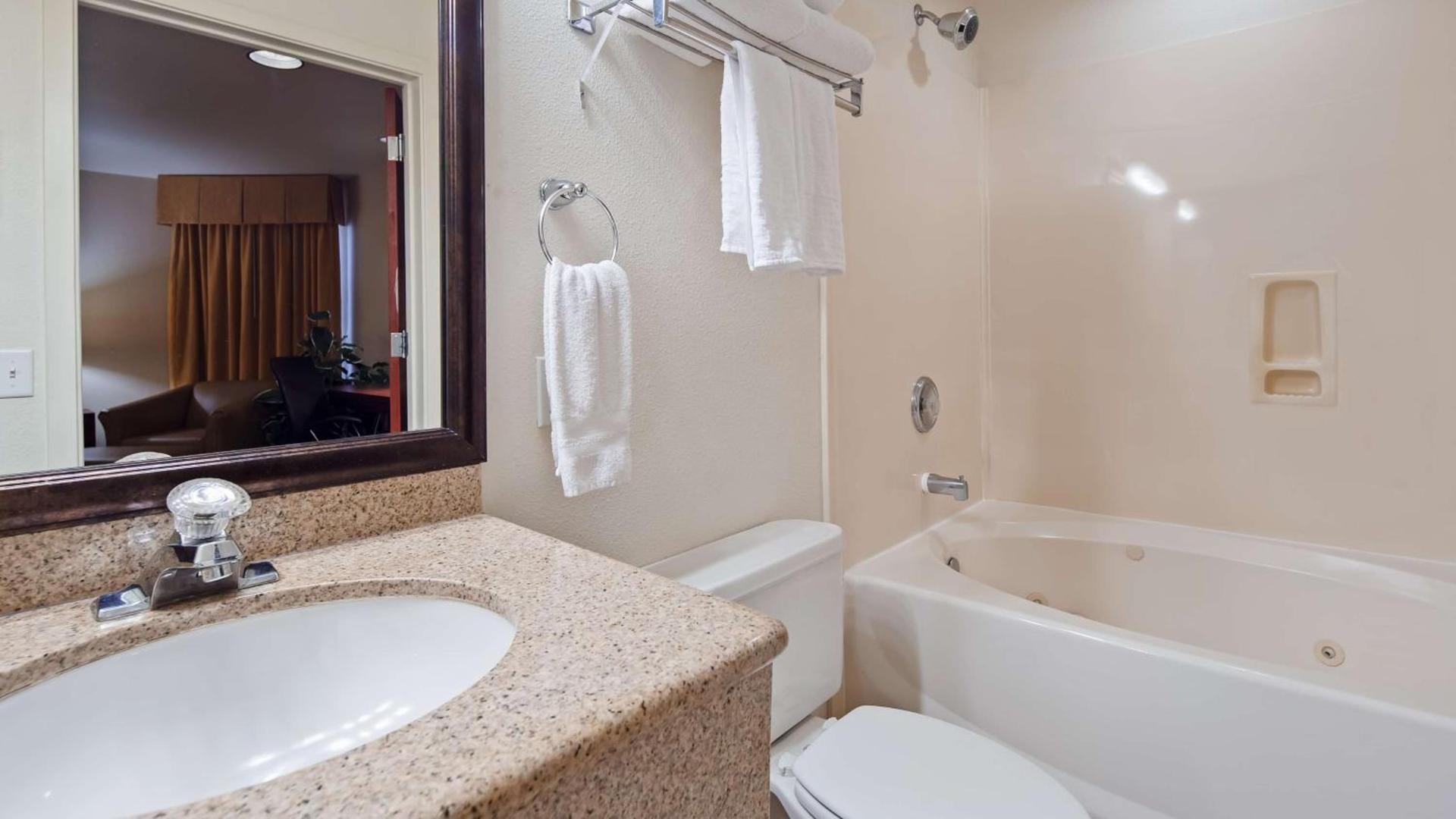 Best Western Plus Villa Del Lago Inn Patterson photo 11