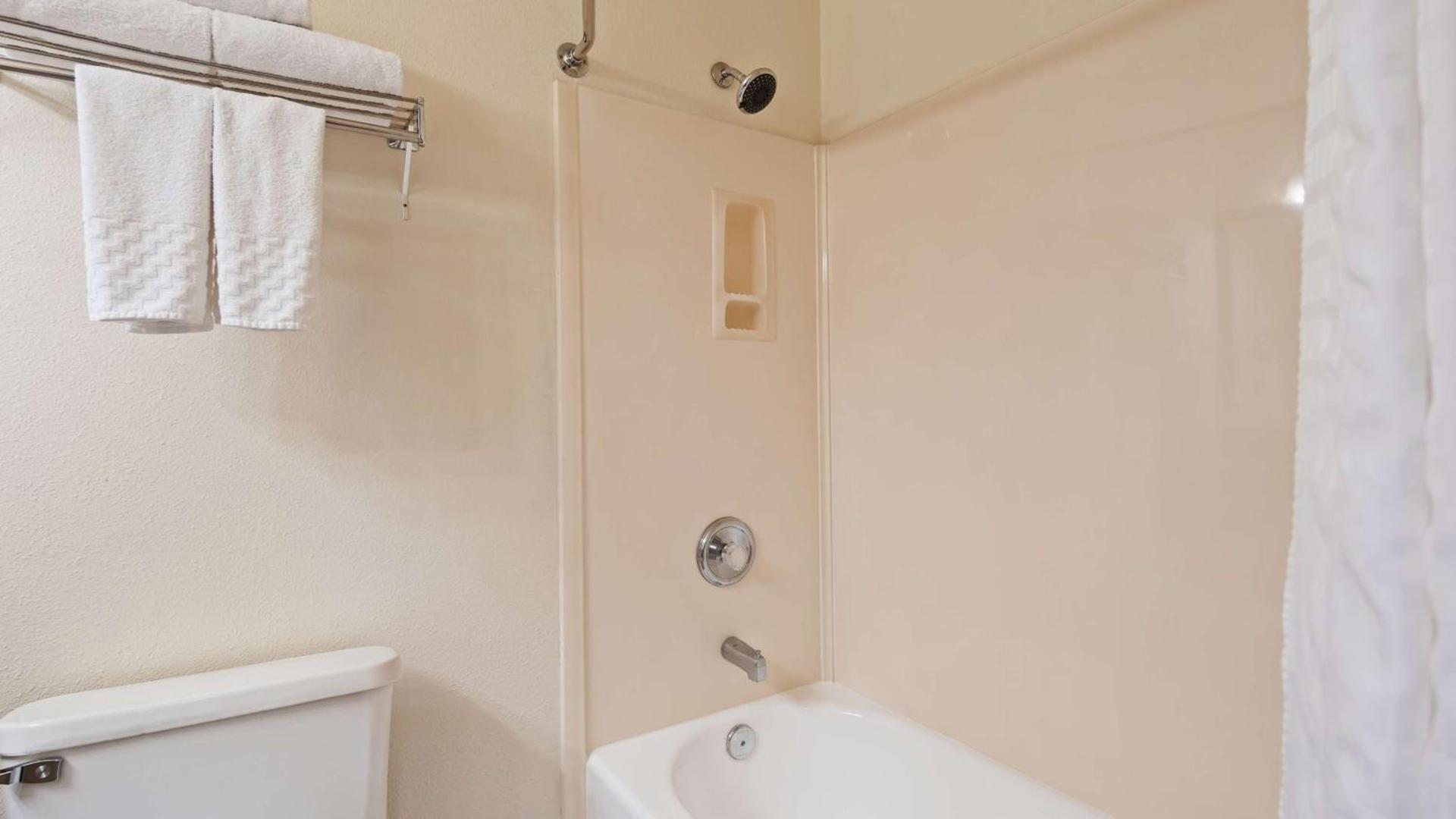 Best Western Plus Villa Del Lago Inn Patterson photo 10