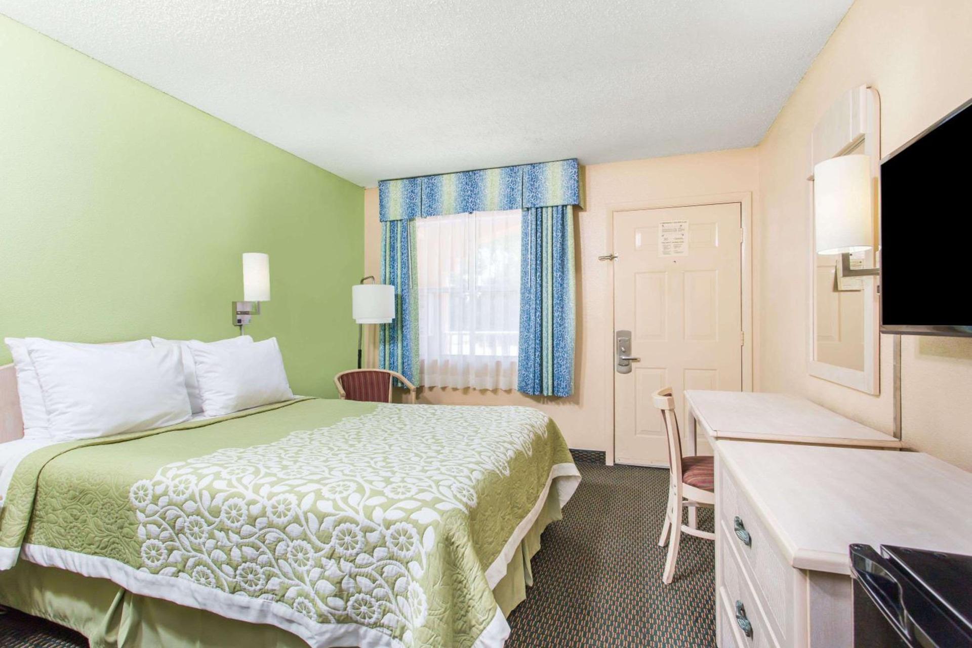 Days Inn by Wyndham Bradenton I-75 photo 12