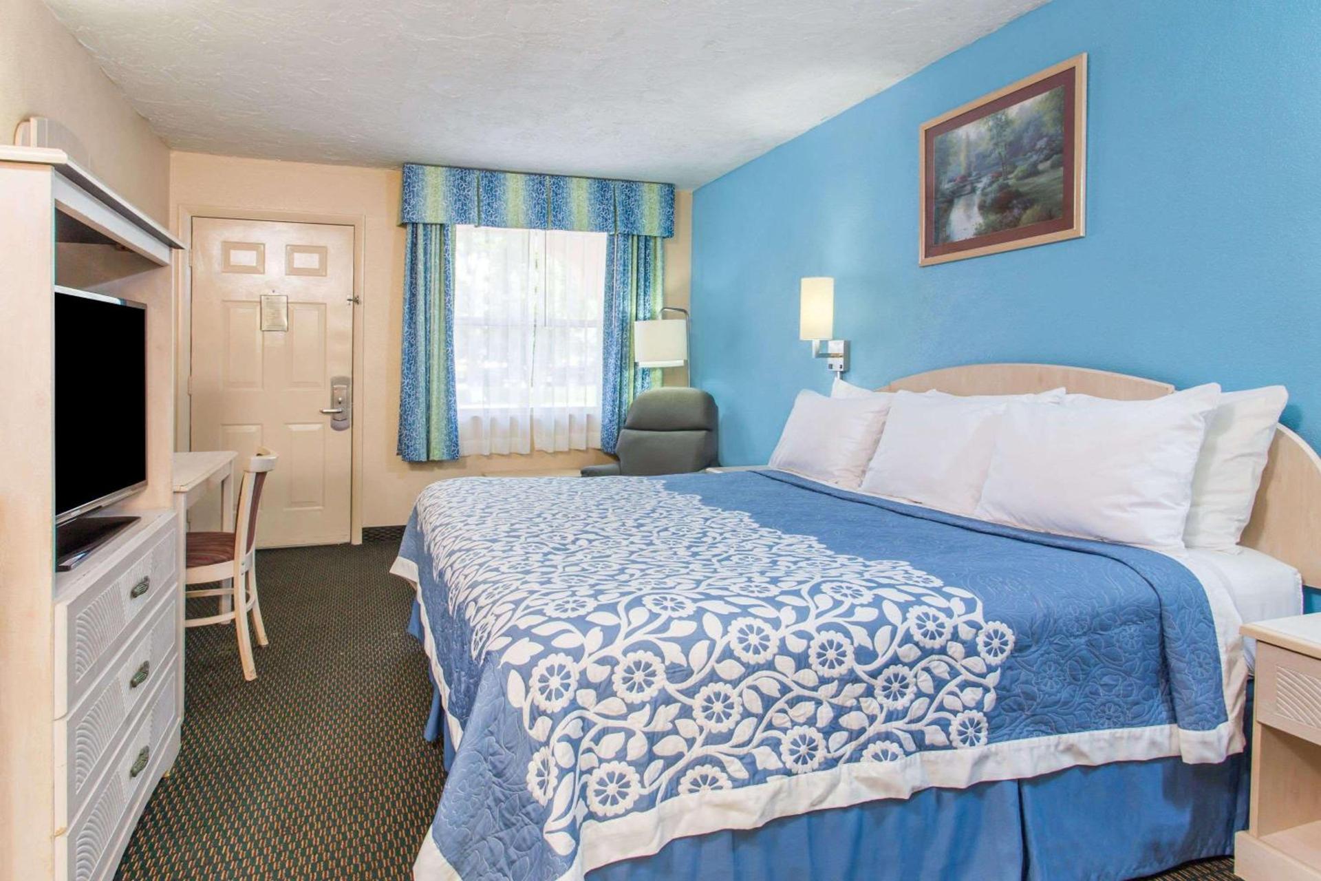 Days Inn by Wyndham Bradenton I-75 photo 14
