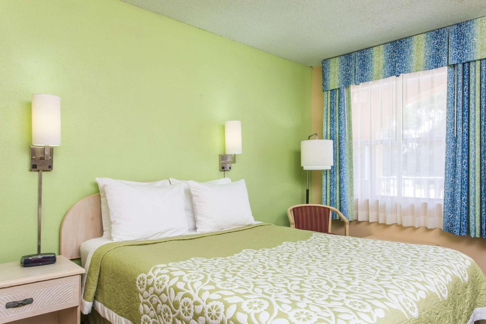 Days Inn by Wyndham Bradenton I-75 photo 10