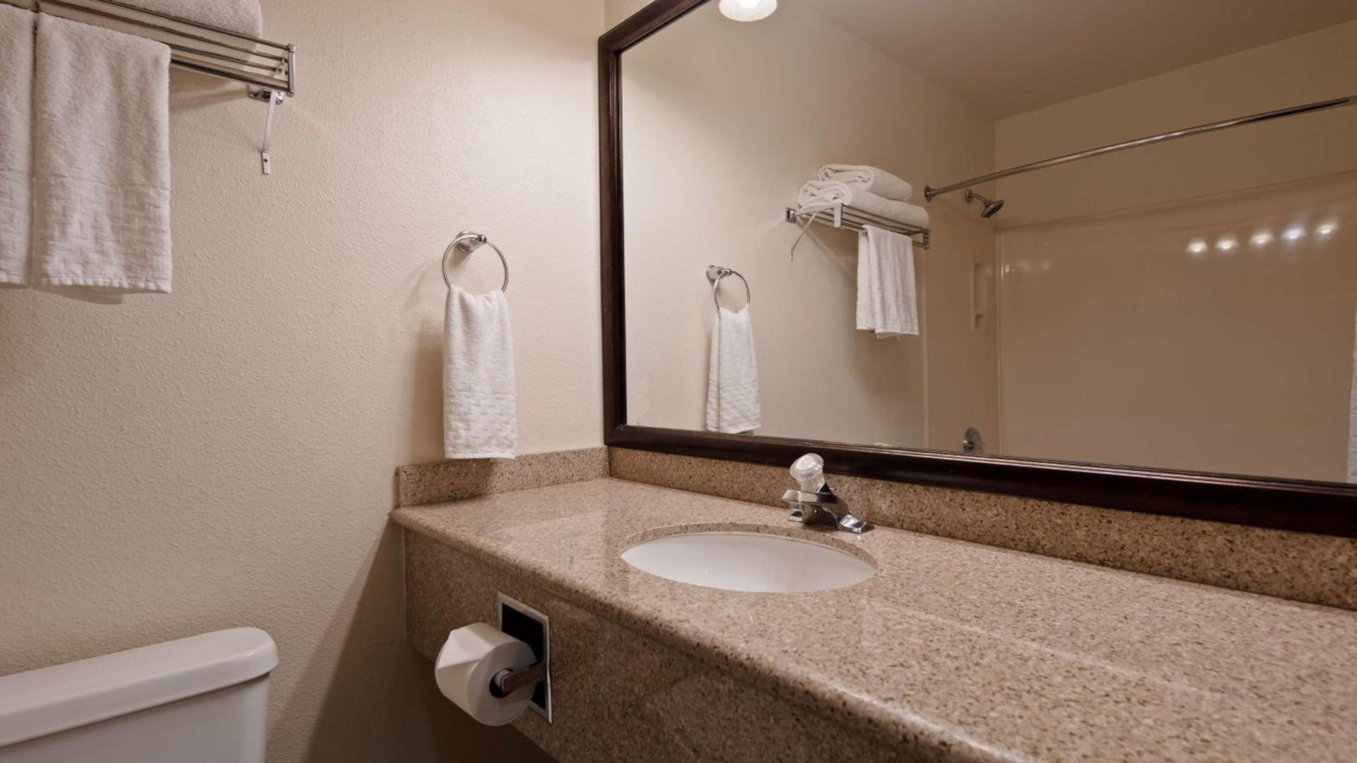 Best Western Plus Villa Del Lago Inn Patterson photo 12