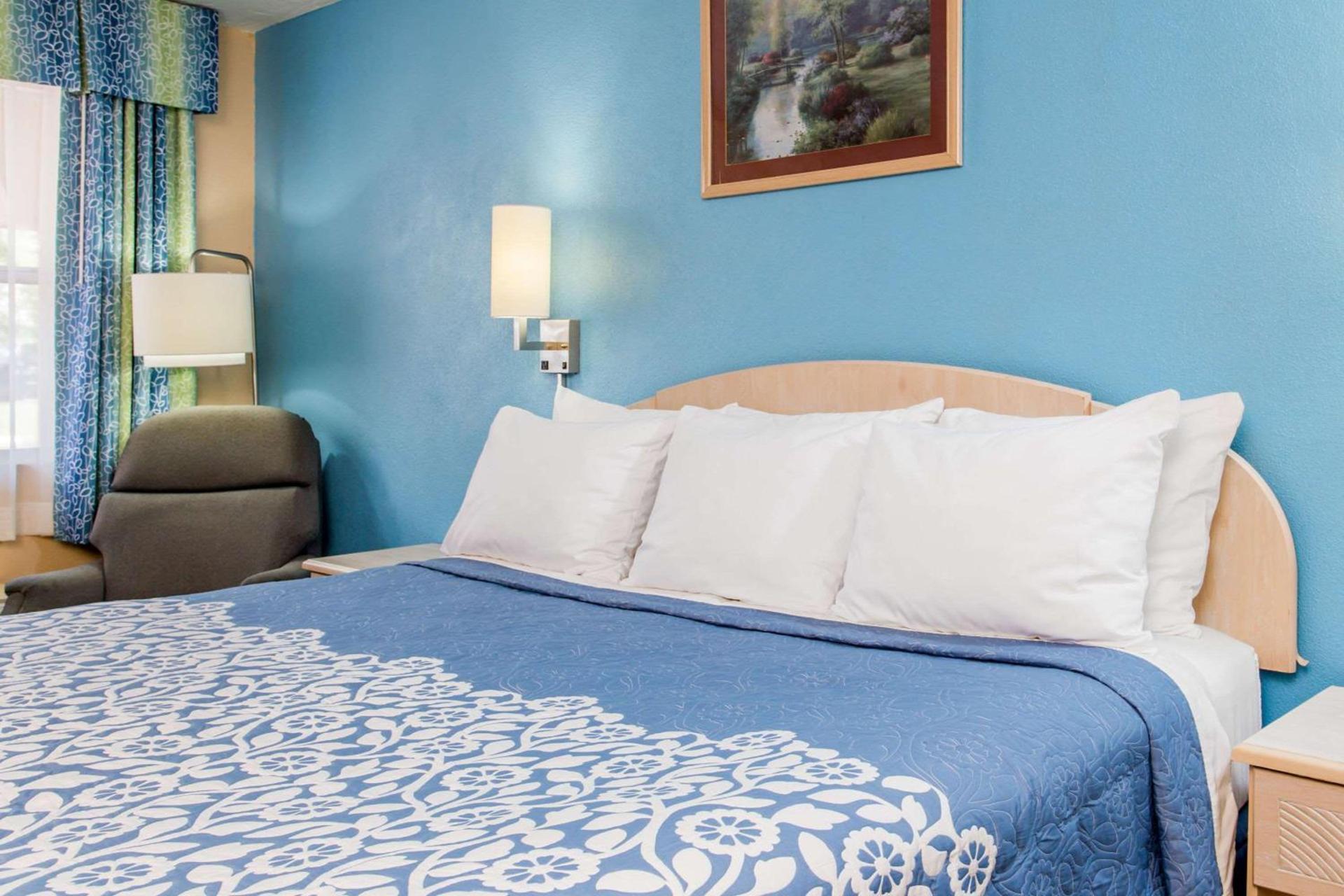 Days Inn by Wyndham Bradenton I-75 photo 7