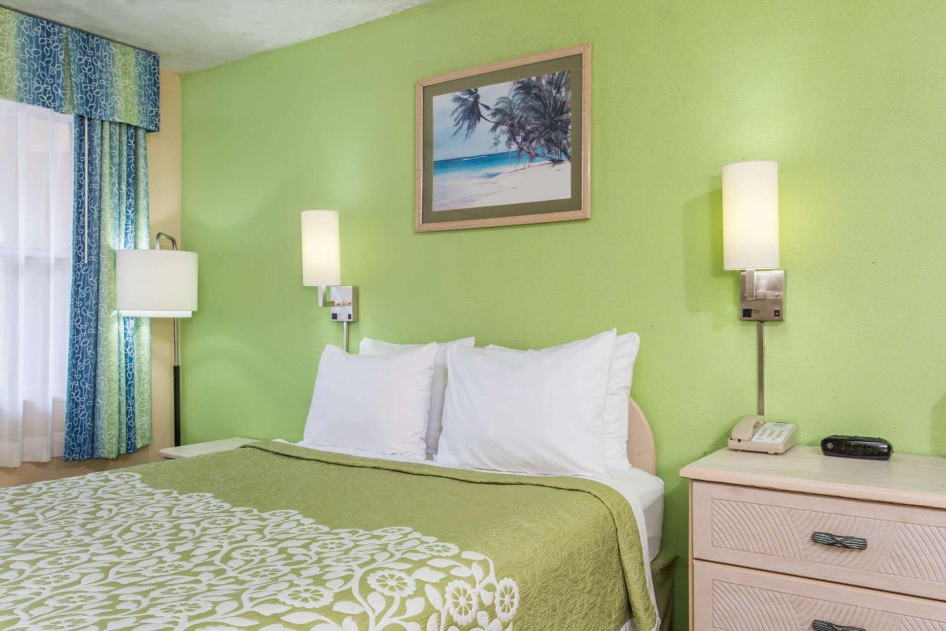 Days Inn by Wyndham Bradenton I-75 photo 13