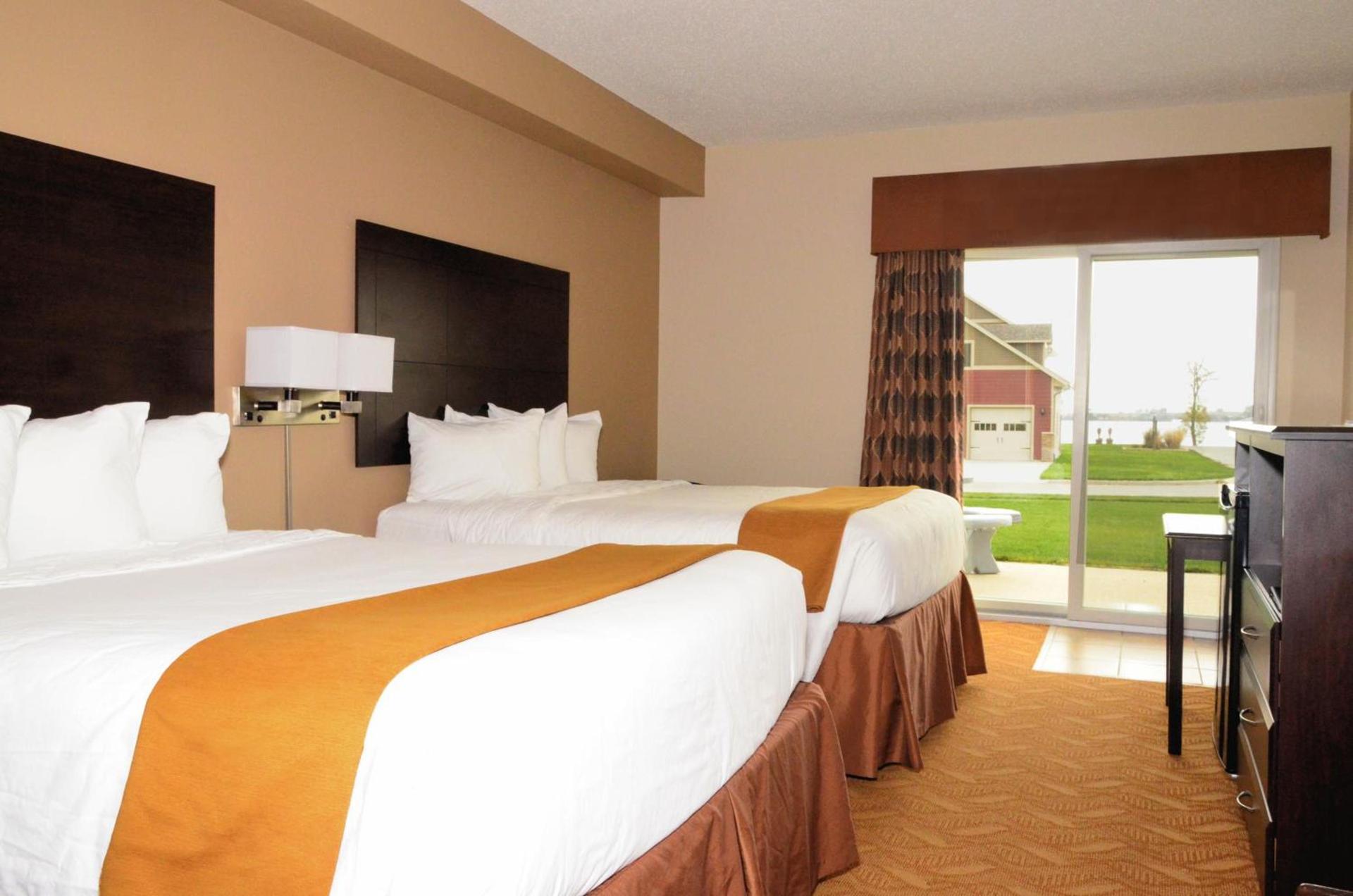Cobblestone Inn & Suites - Lake View photo 11