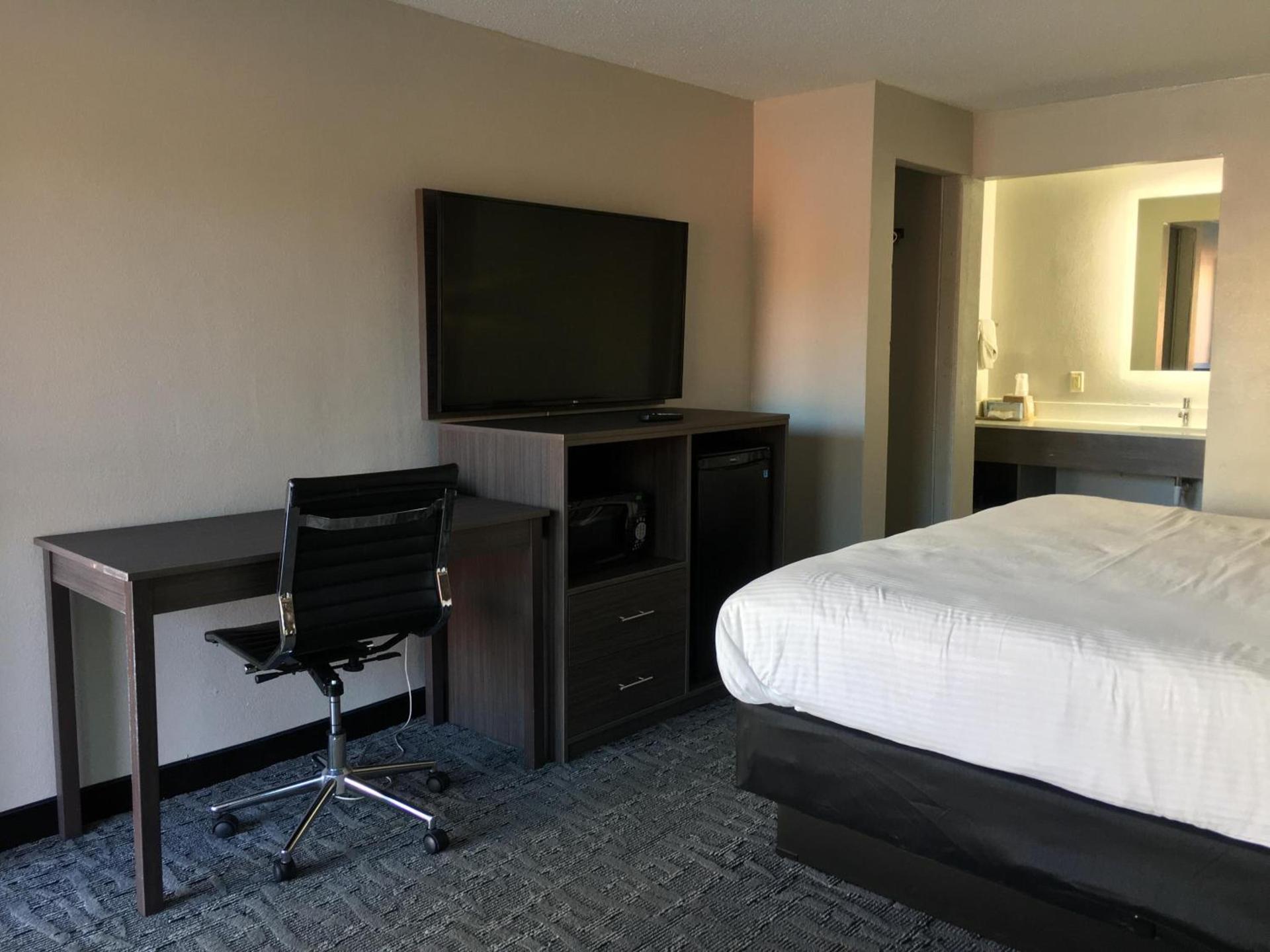 Days Inn & Suites by Wyndham Charleston Airport West photo 8