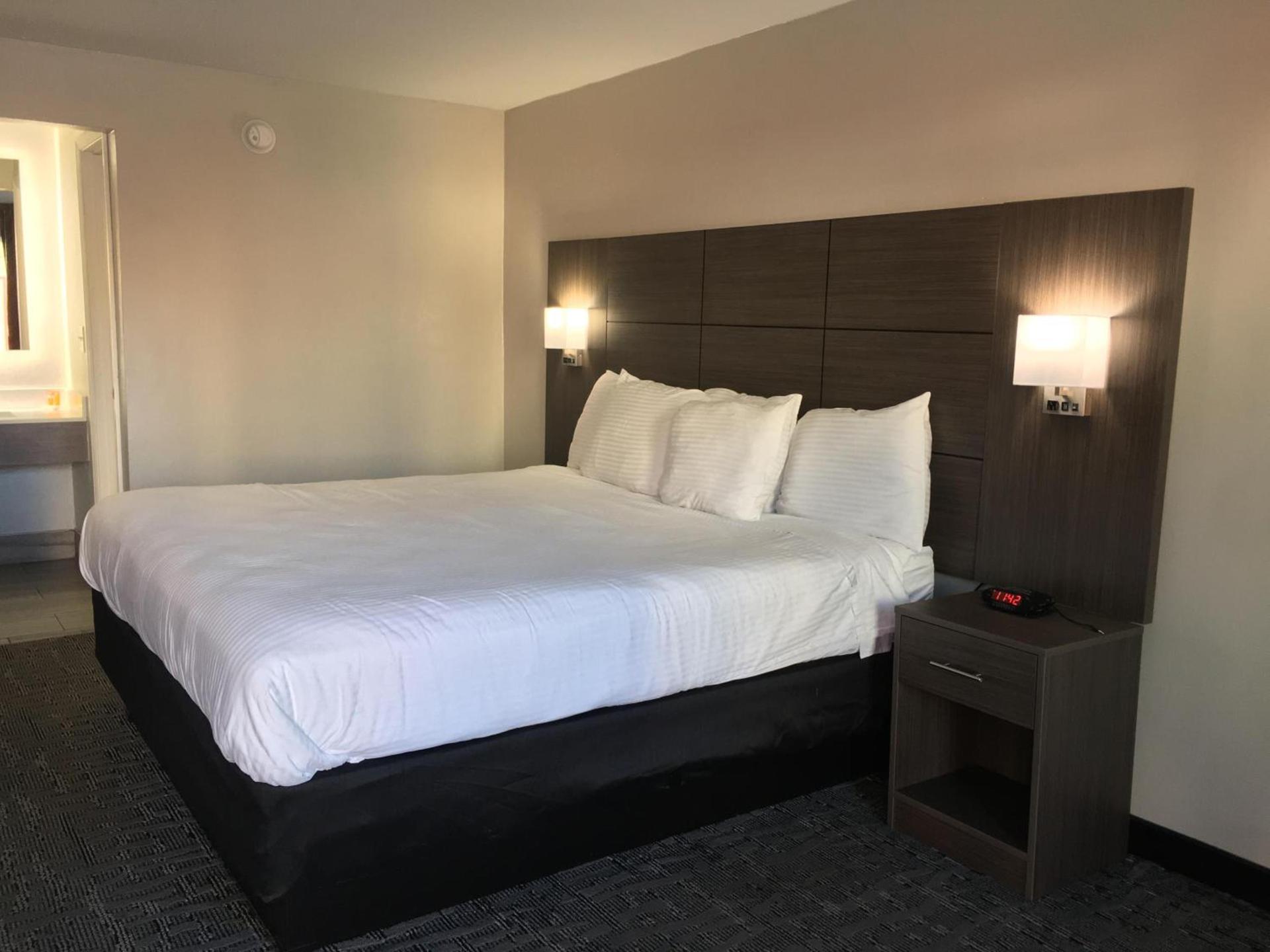 Days Inn & Suites by Wyndham Charleston Airport West photo 14
