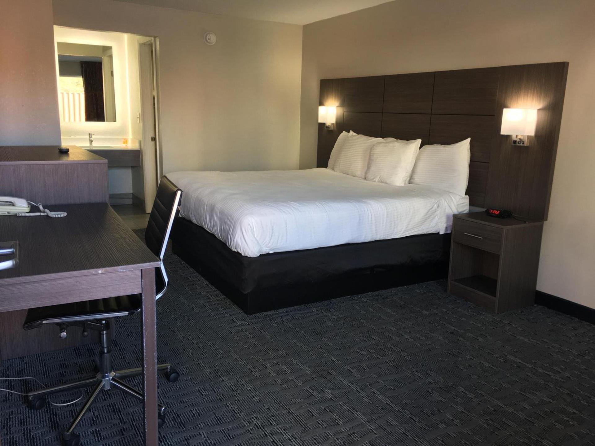 Days Inn & Suites by Wyndham Charleston Airport West photo 18
