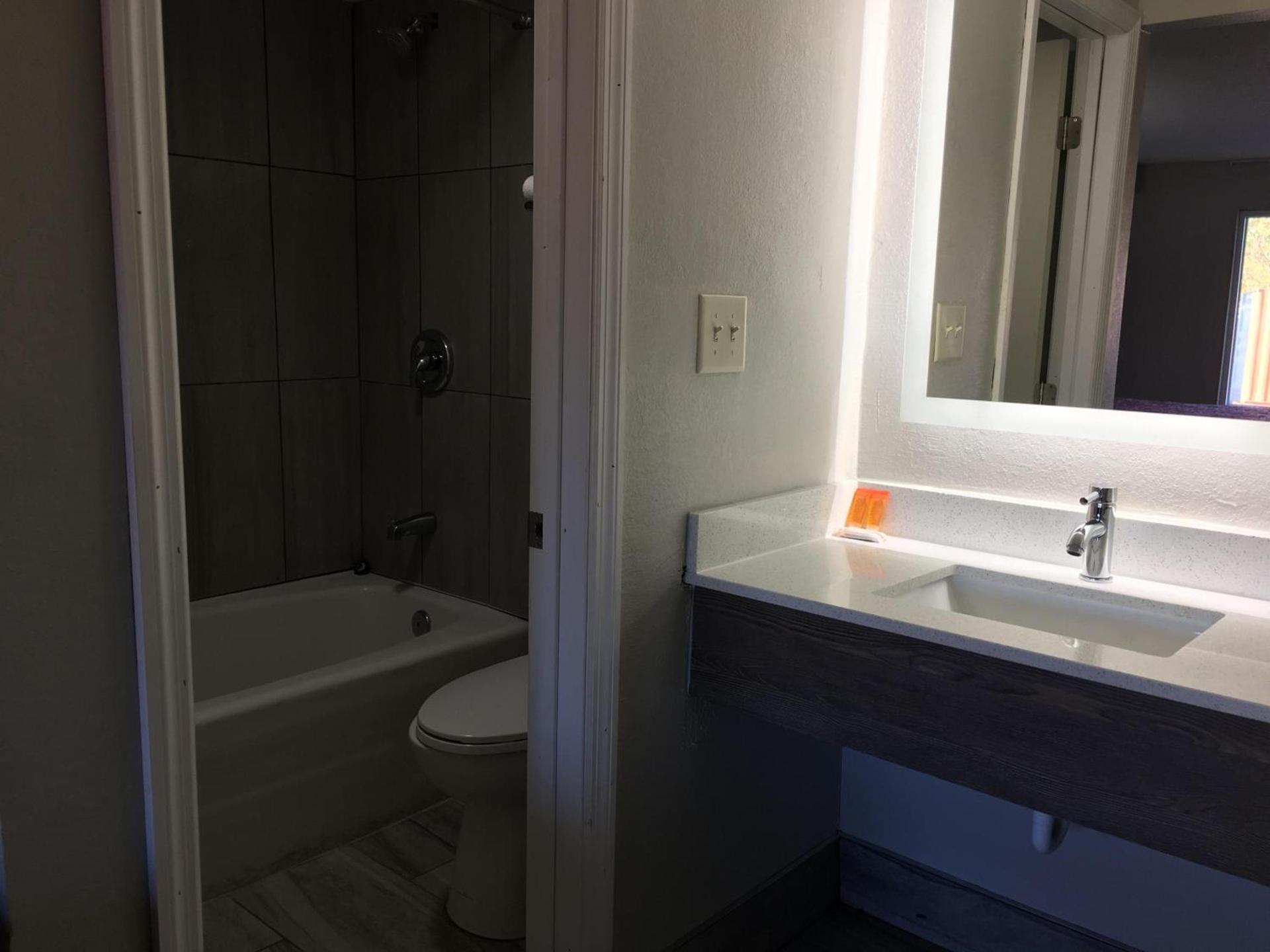 Days Inn & Suites by Wyndham Charleston Airport West photo 2