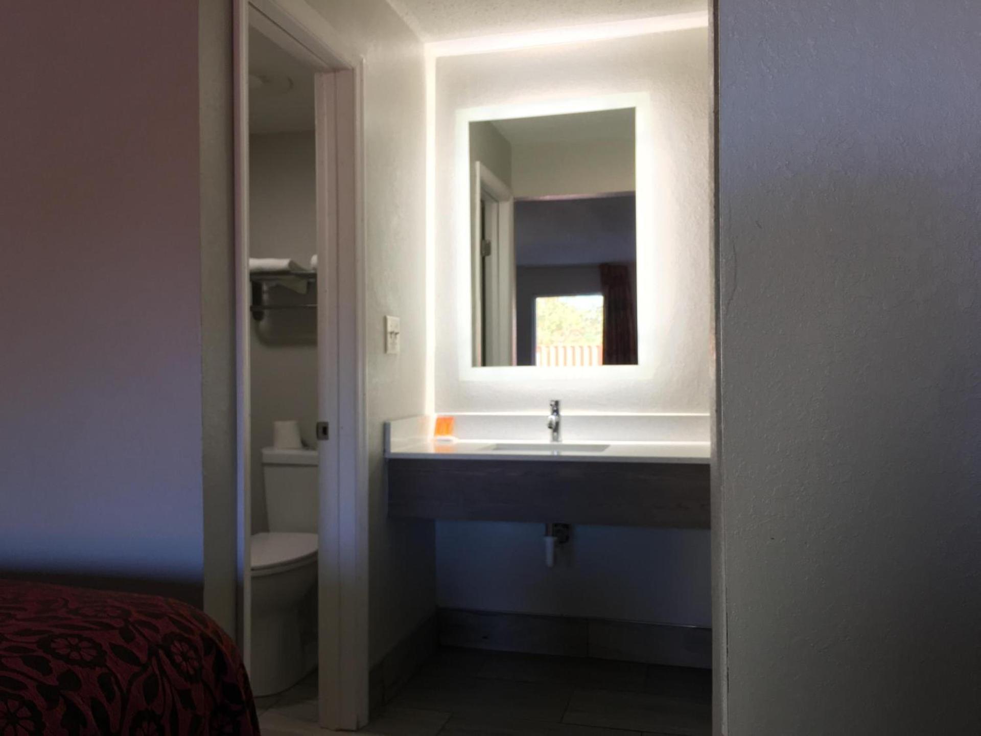 Days Inn & Suites by Wyndham Charleston Airport West photo 19