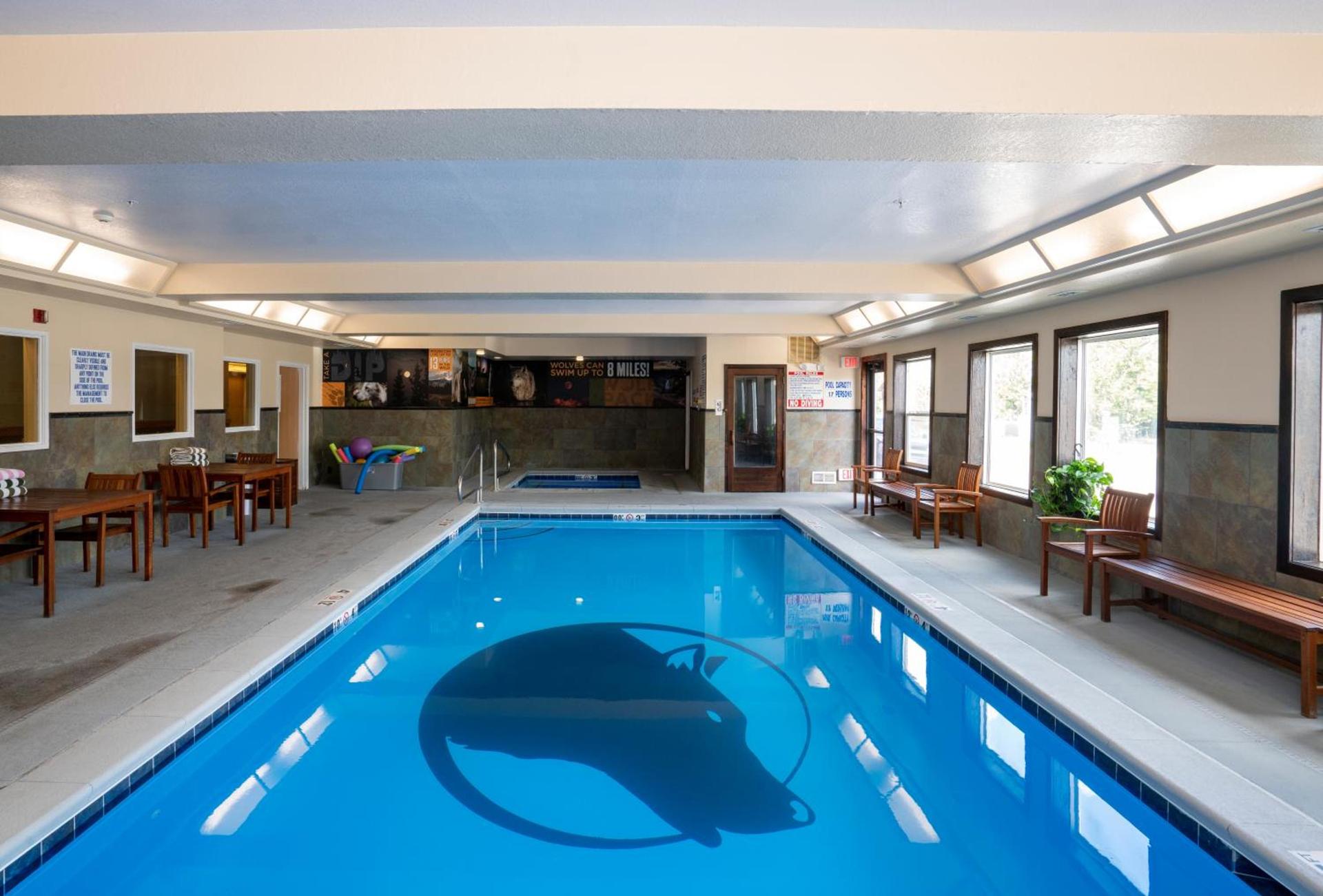 Gray Wolf Inn & Suites photo 3