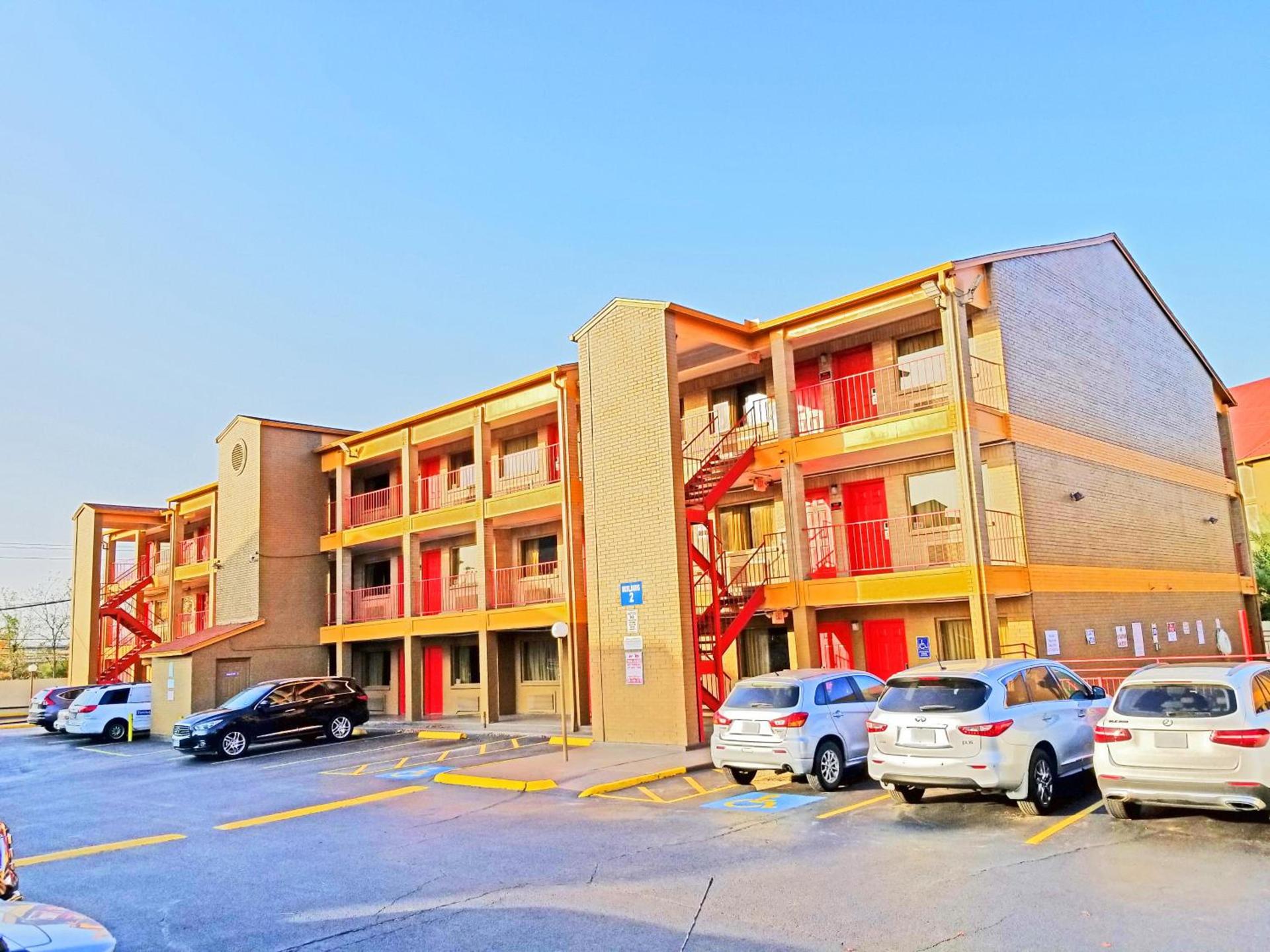 Howard Johnson by Wyndham Houston Hobby Airport photo 52