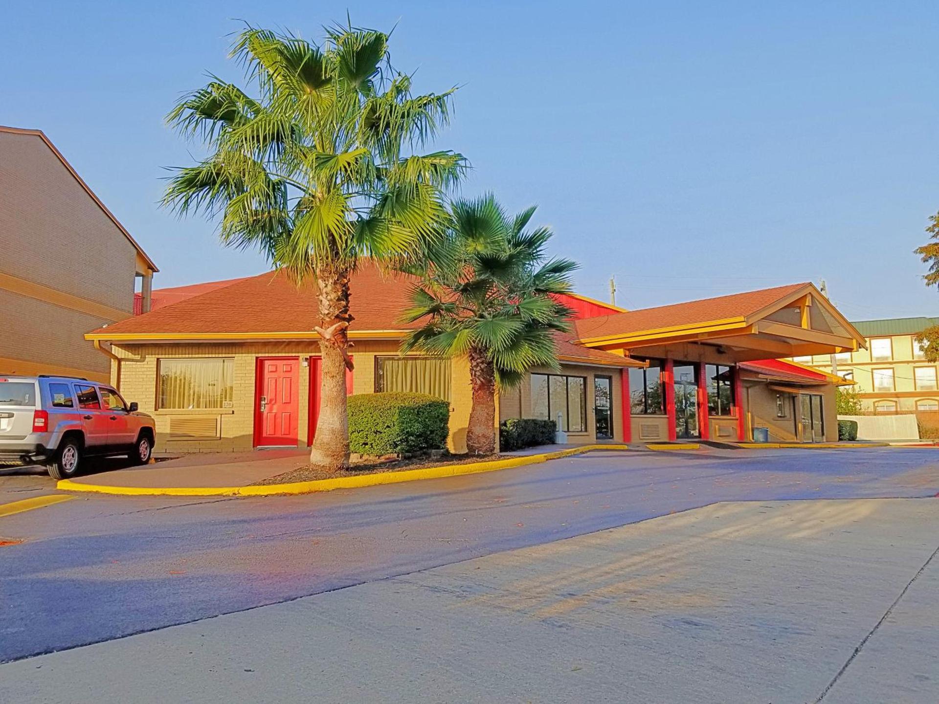 Howard Johnson by Wyndham Houston Hobby Airport photo 45