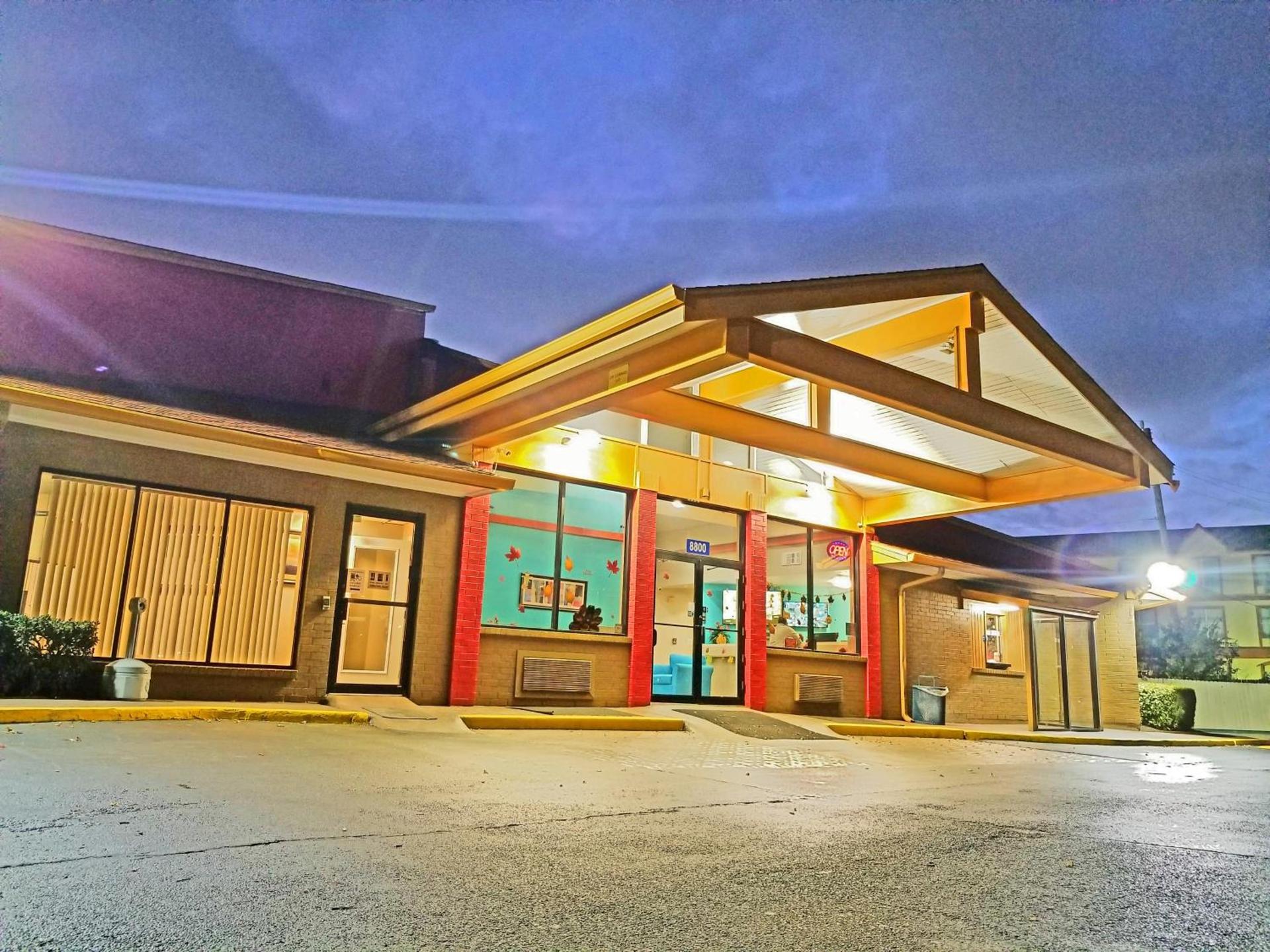 Howard Johnson by Wyndham Houston Hobby Airport photo 42