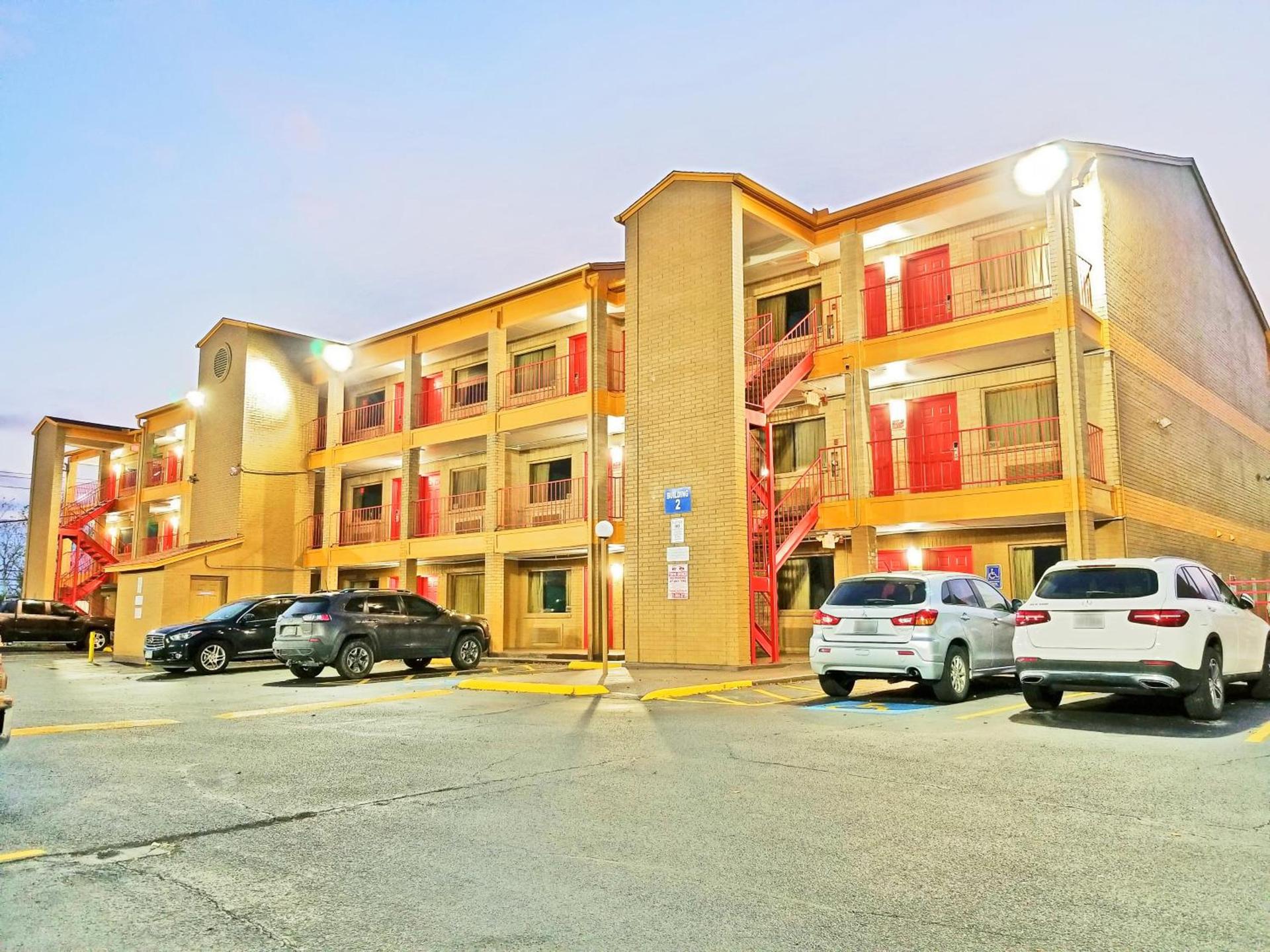 Howard Johnson by Wyndham Houston Hobby Airport photo 54