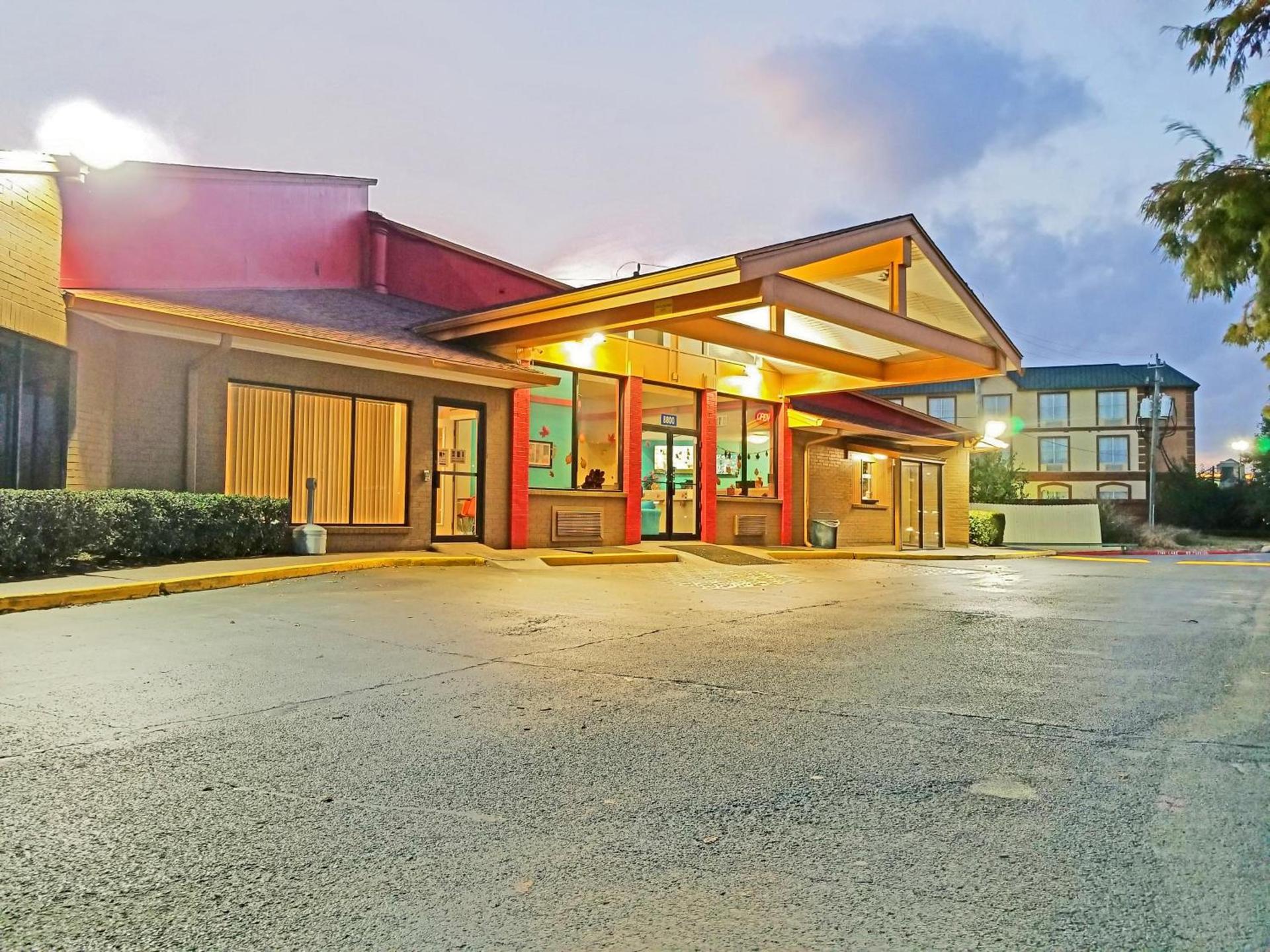 Howard Johnson by Wyndham Houston Hobby Airport photo 49