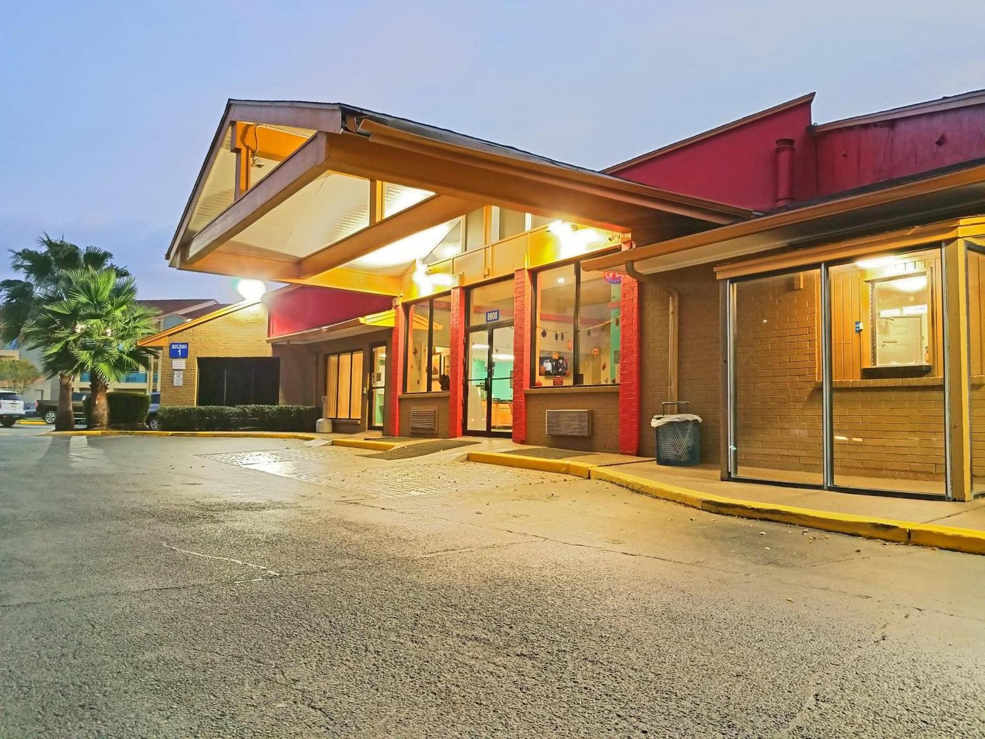 Howard Johnson by Wyndham Houston Hobby Airport photo 50