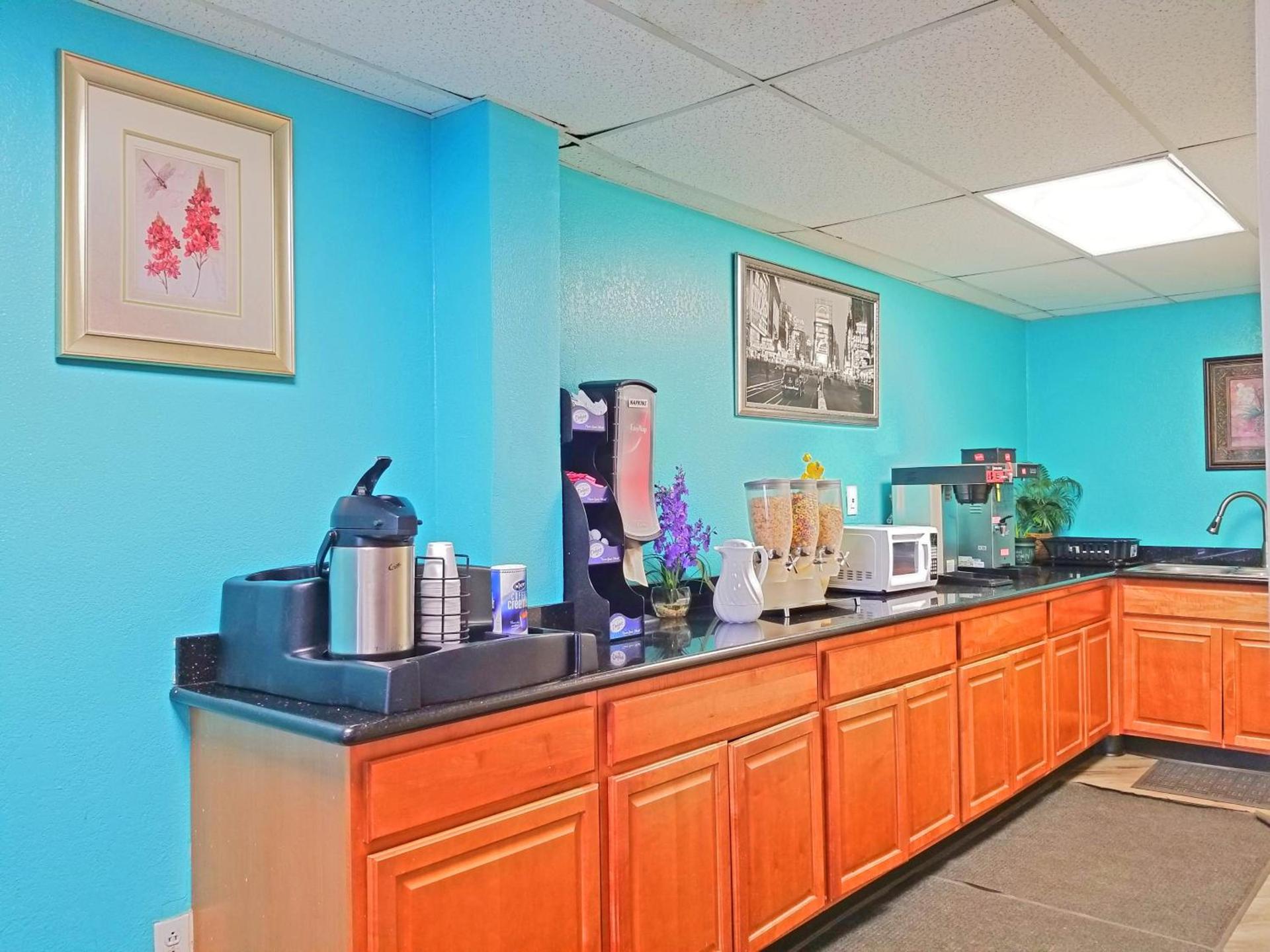 Howard Johnson by Wyndham Houston Hobby Airport photo 60