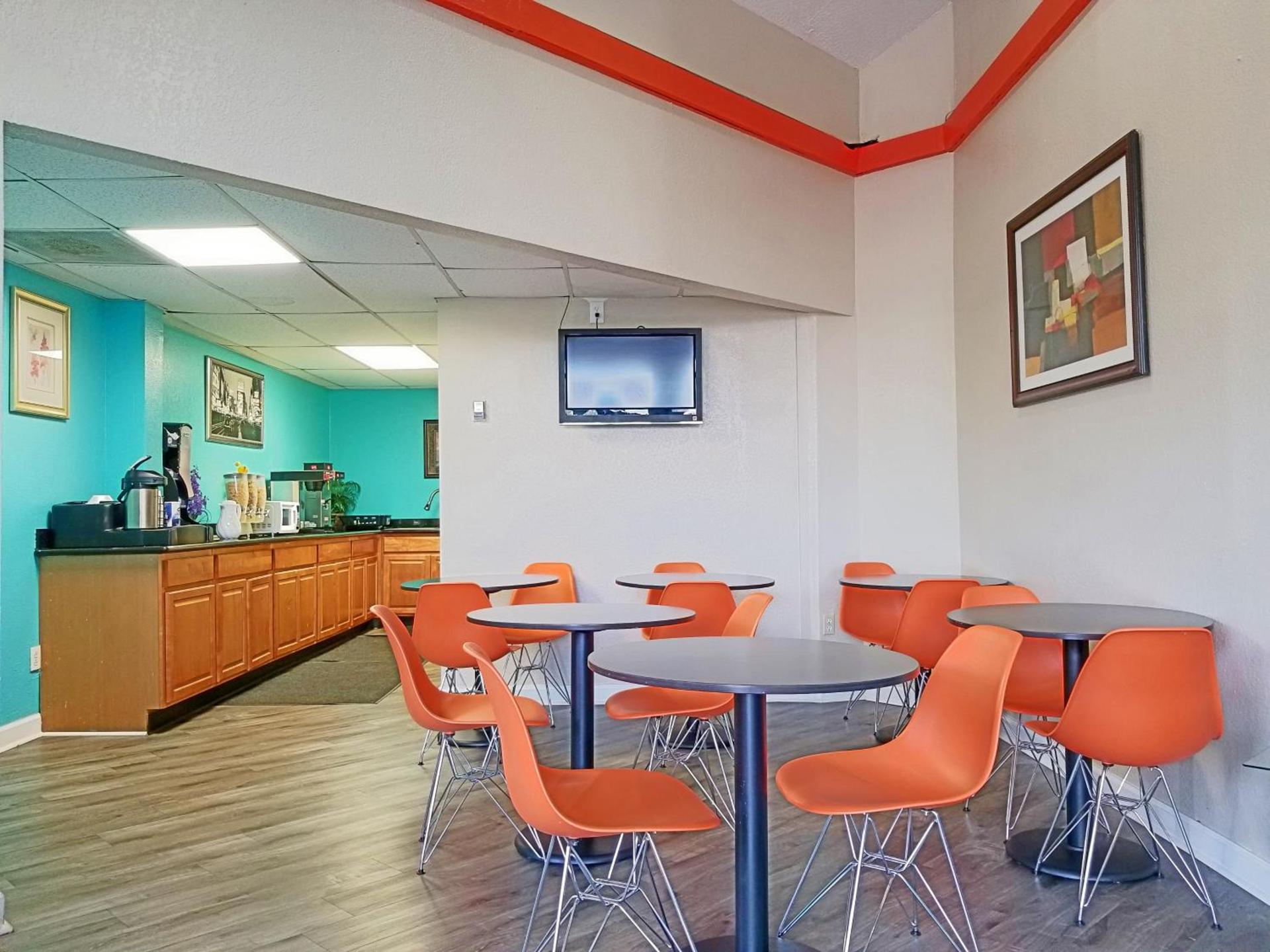 Howard Johnson by Wyndham Houston Hobby Airport photo 59
