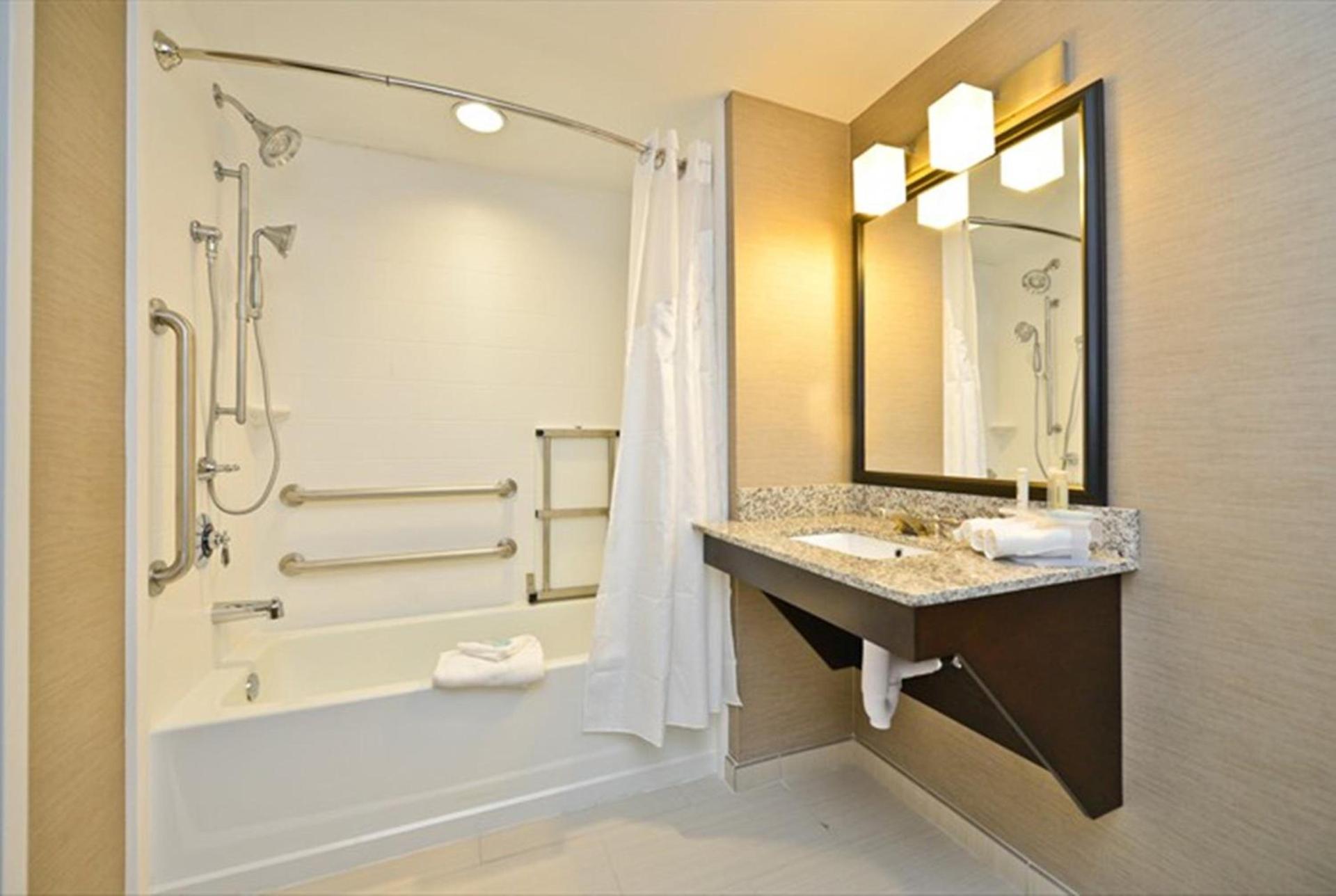Holiday Inn Express & Suites Utica by IHG photo 33