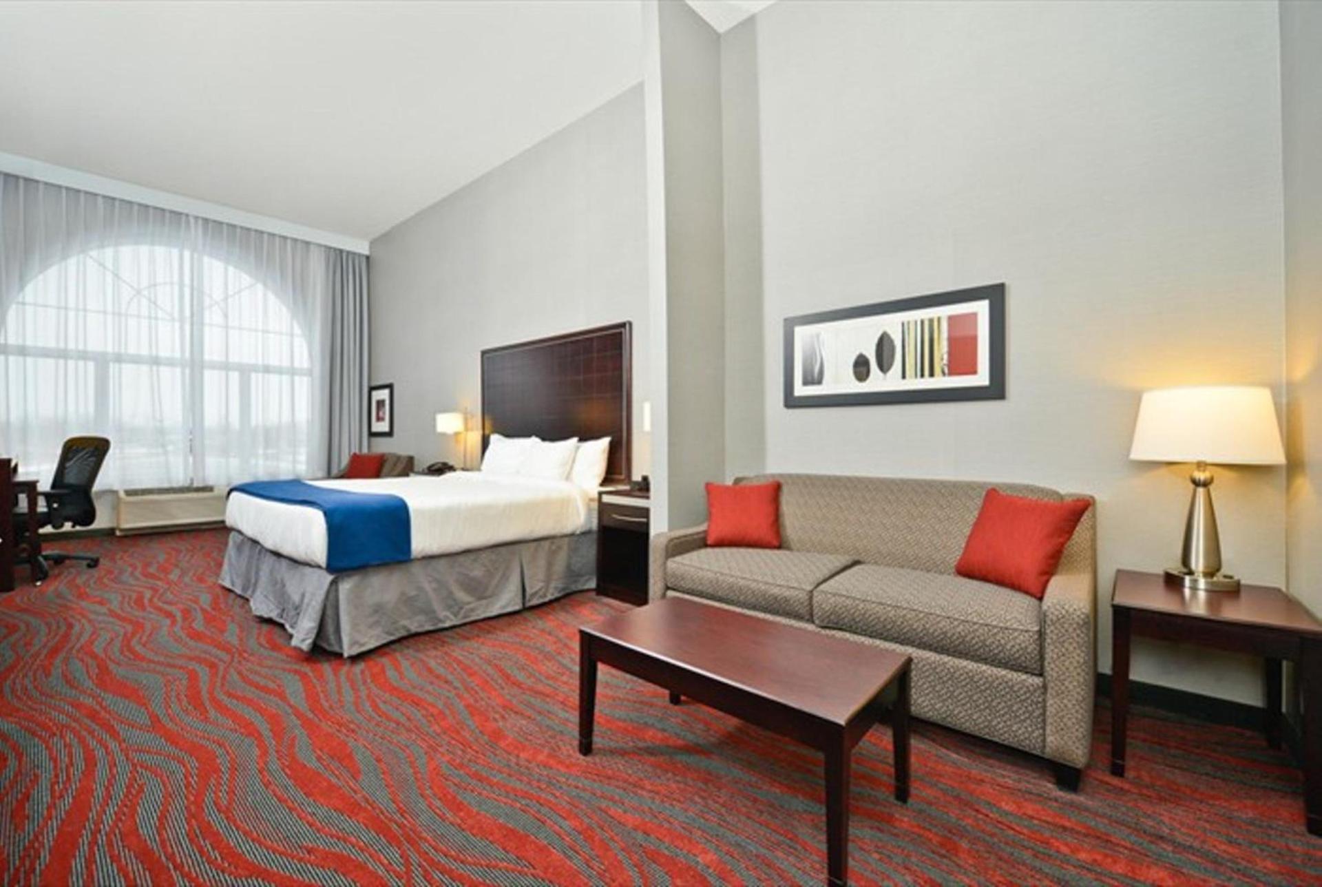Holiday Inn Express & Suites Utica by IHG photo 39