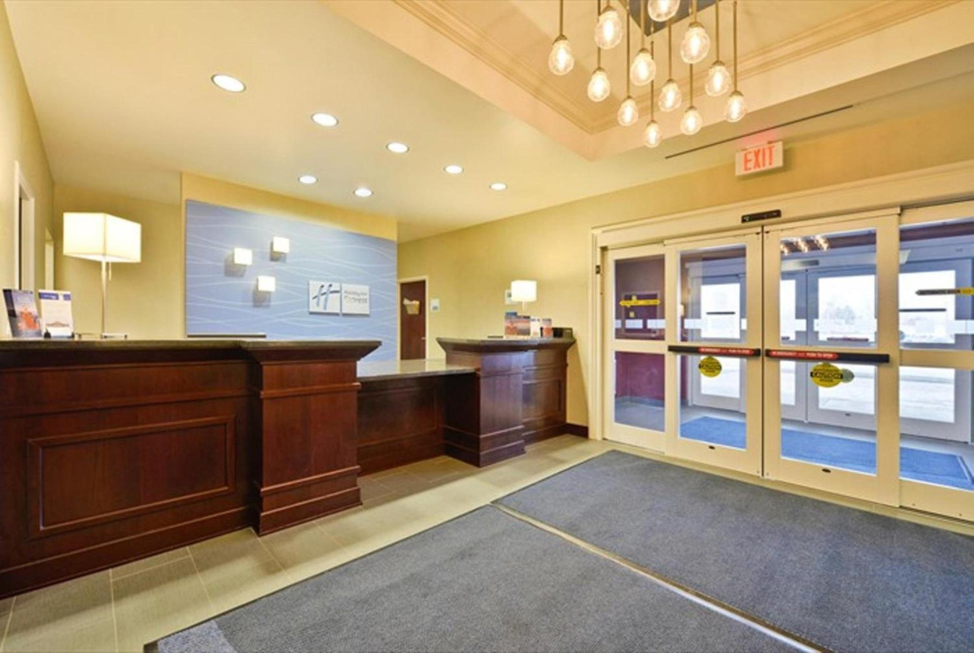 Holiday Inn Express & Suites Utica by IHG photo 6
