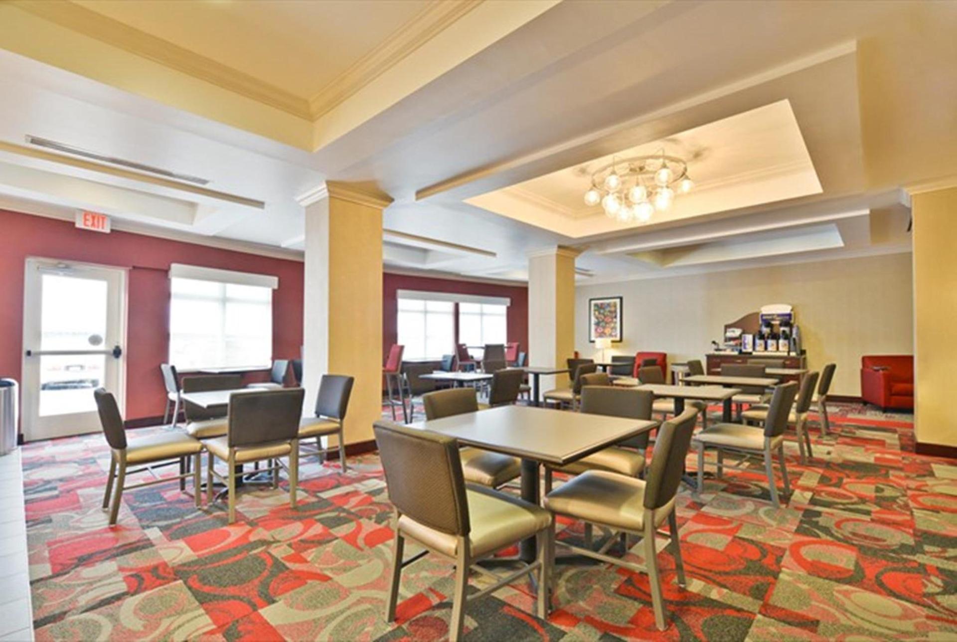 Holiday Inn Express & Suites Utica by IHG photo 11