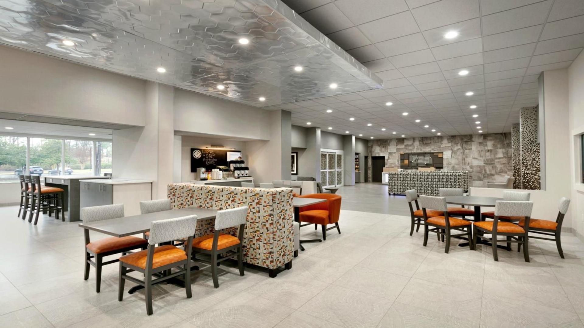 Holiday Inn Express - Williamsburg Busch Gardens Area by IHG photo 3