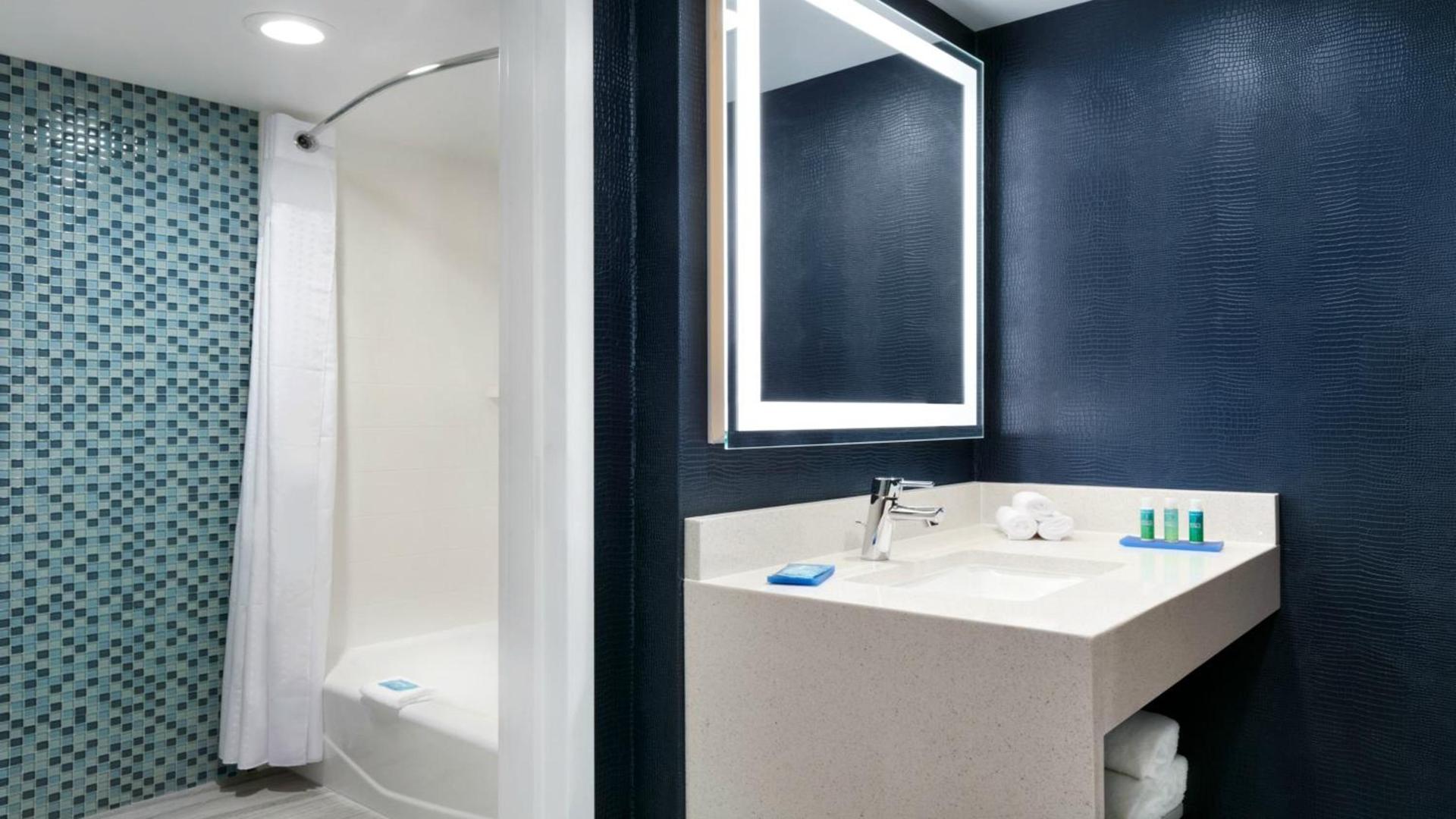 Holiday Inn Express - Williamsburg Busch Gardens Area by IHG photo 32
