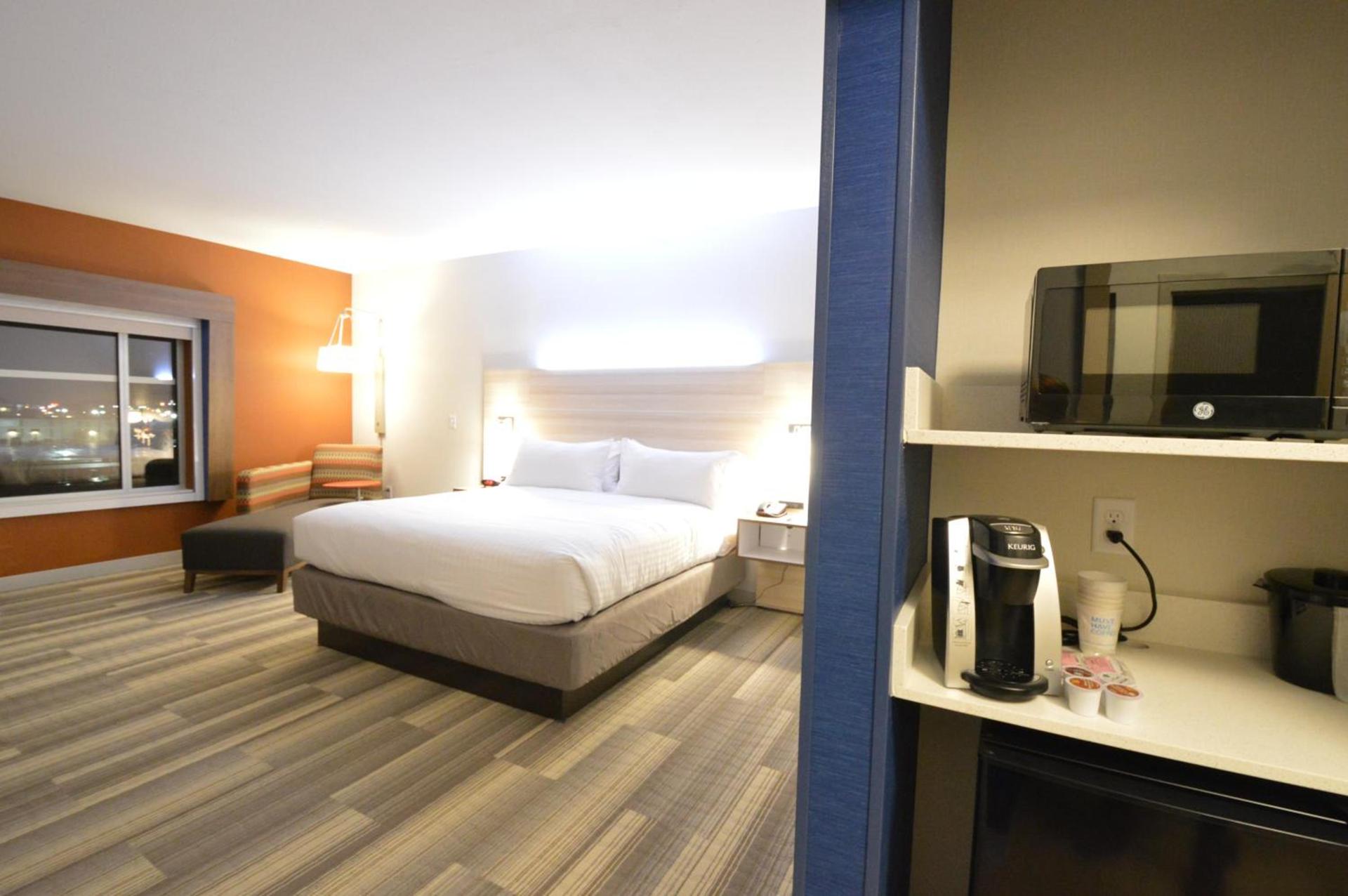 Holiday Inn Express & Suites Toledo West by IHG photo 17