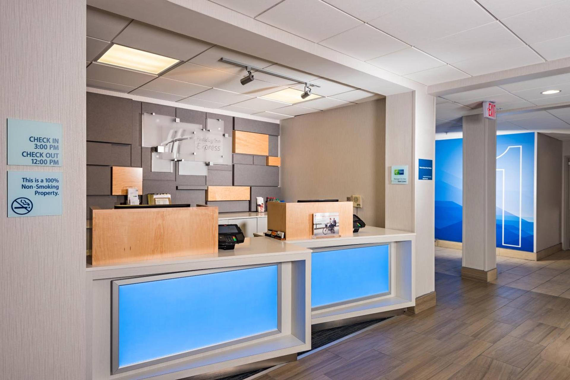 Holiday Inn Express Peoria North - Glendale by IHG photo 29