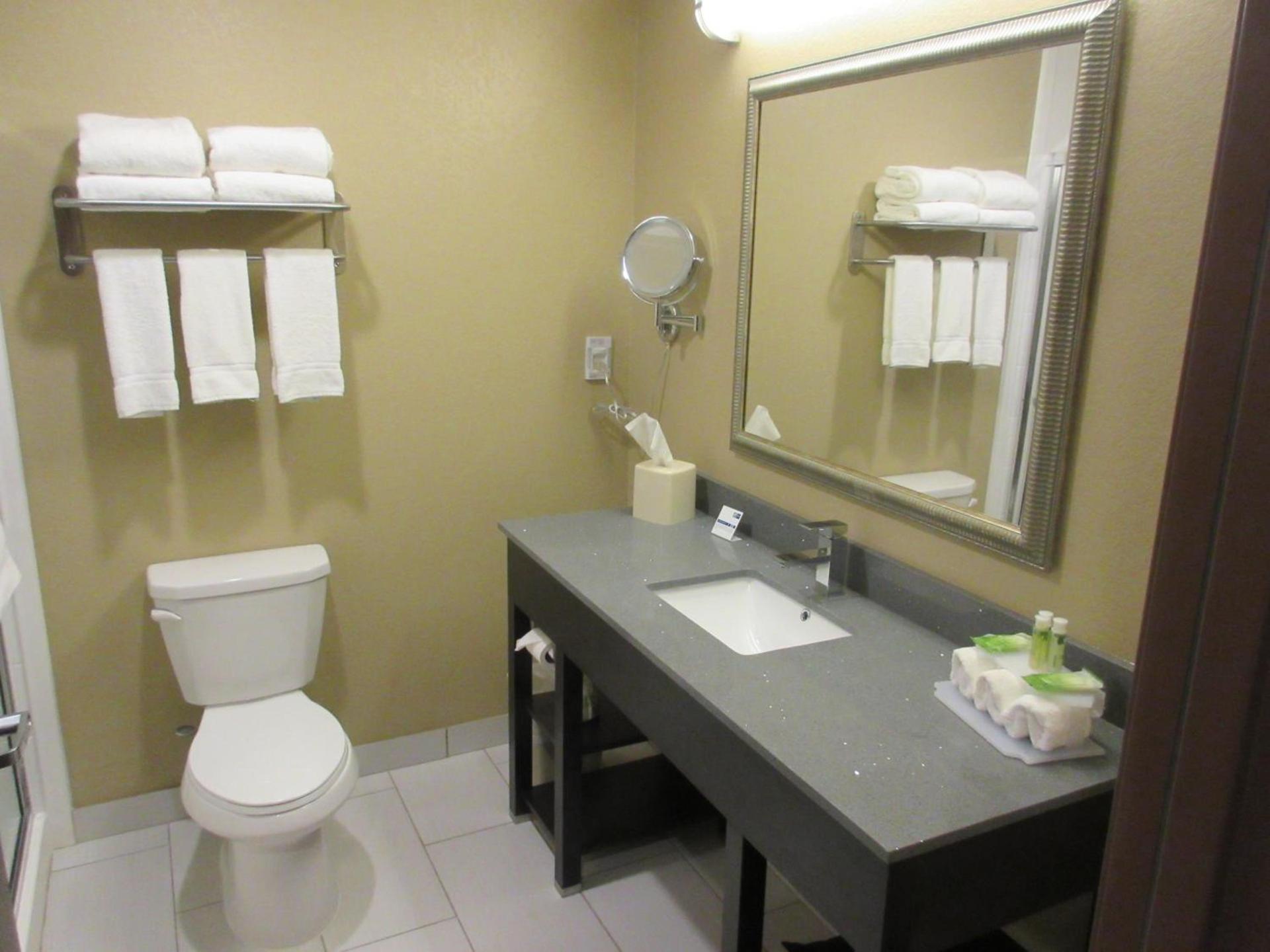 Holiday Inn Express & Suites Butler by IHG photo 15