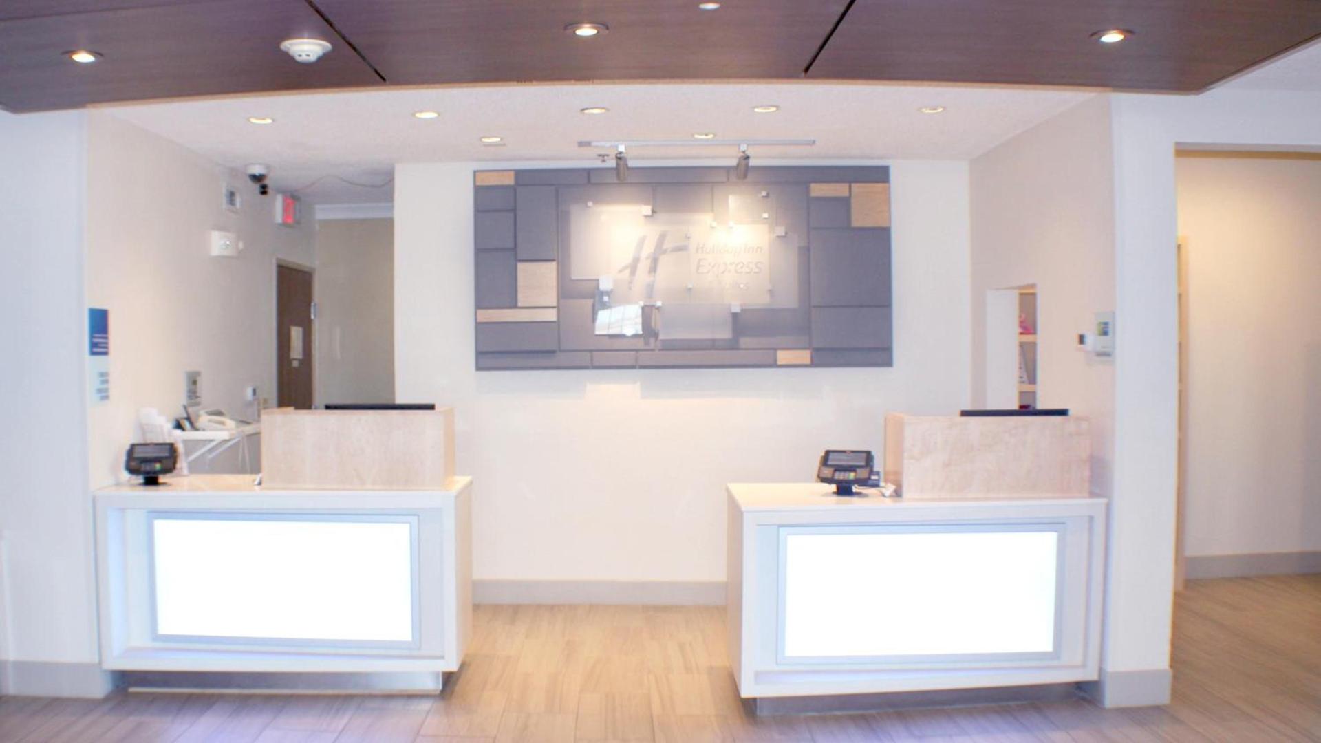 Holiday Inn Express & Suites Plainview by IHG photo 3