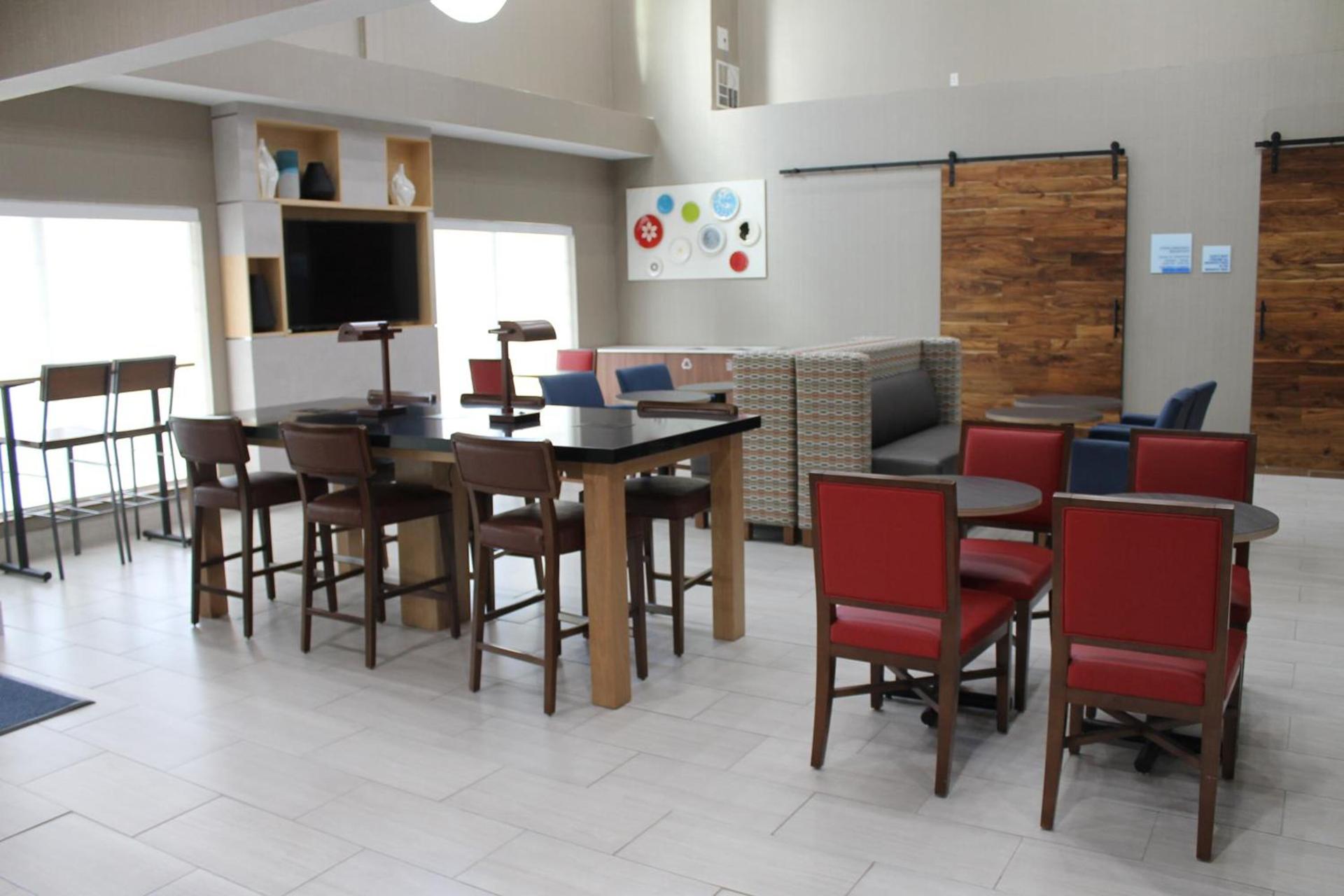 Holiday Inn Express & Suites - Tulare by IHG photo 23