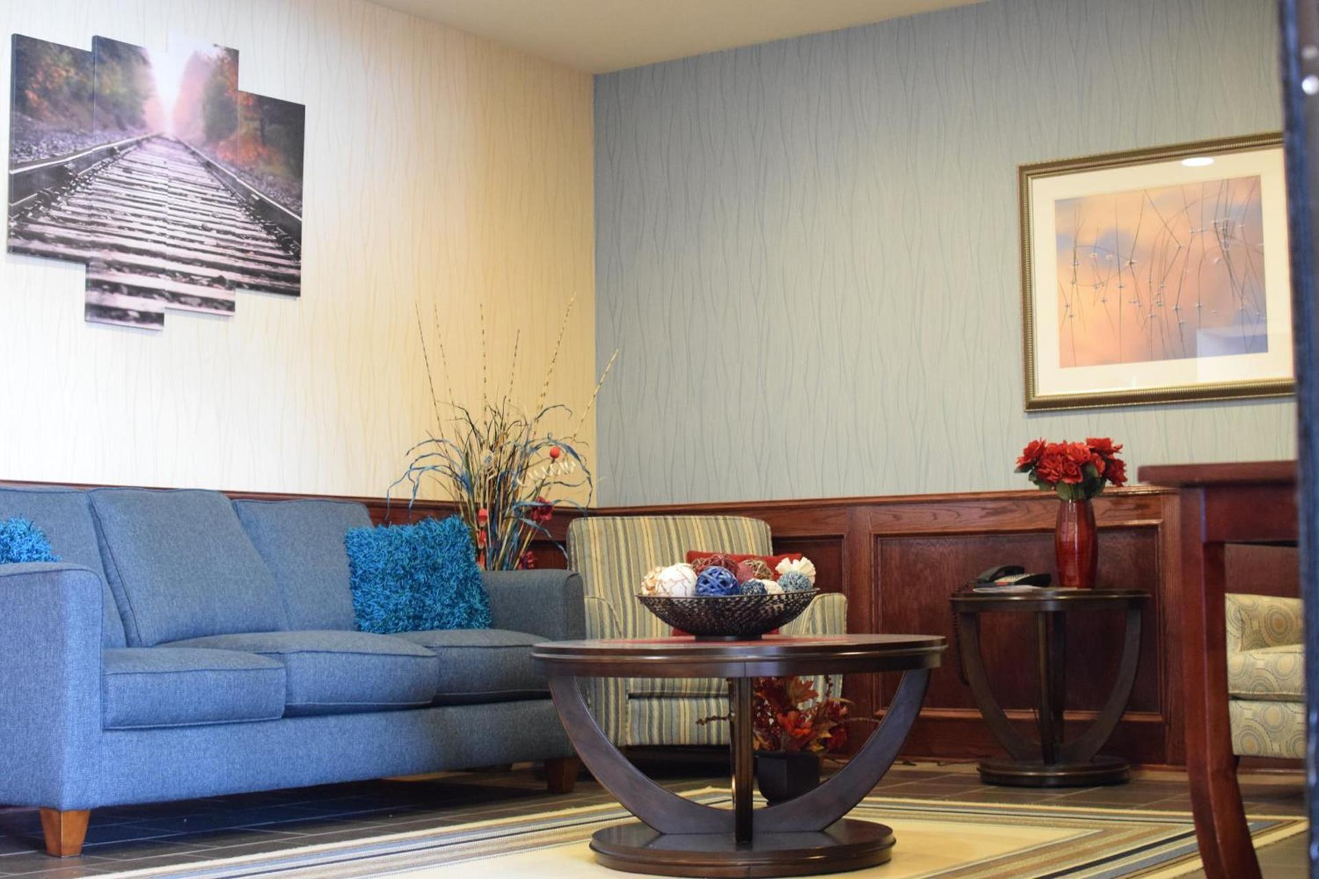 Holiday Inn Express Pratt by IHG photo 2