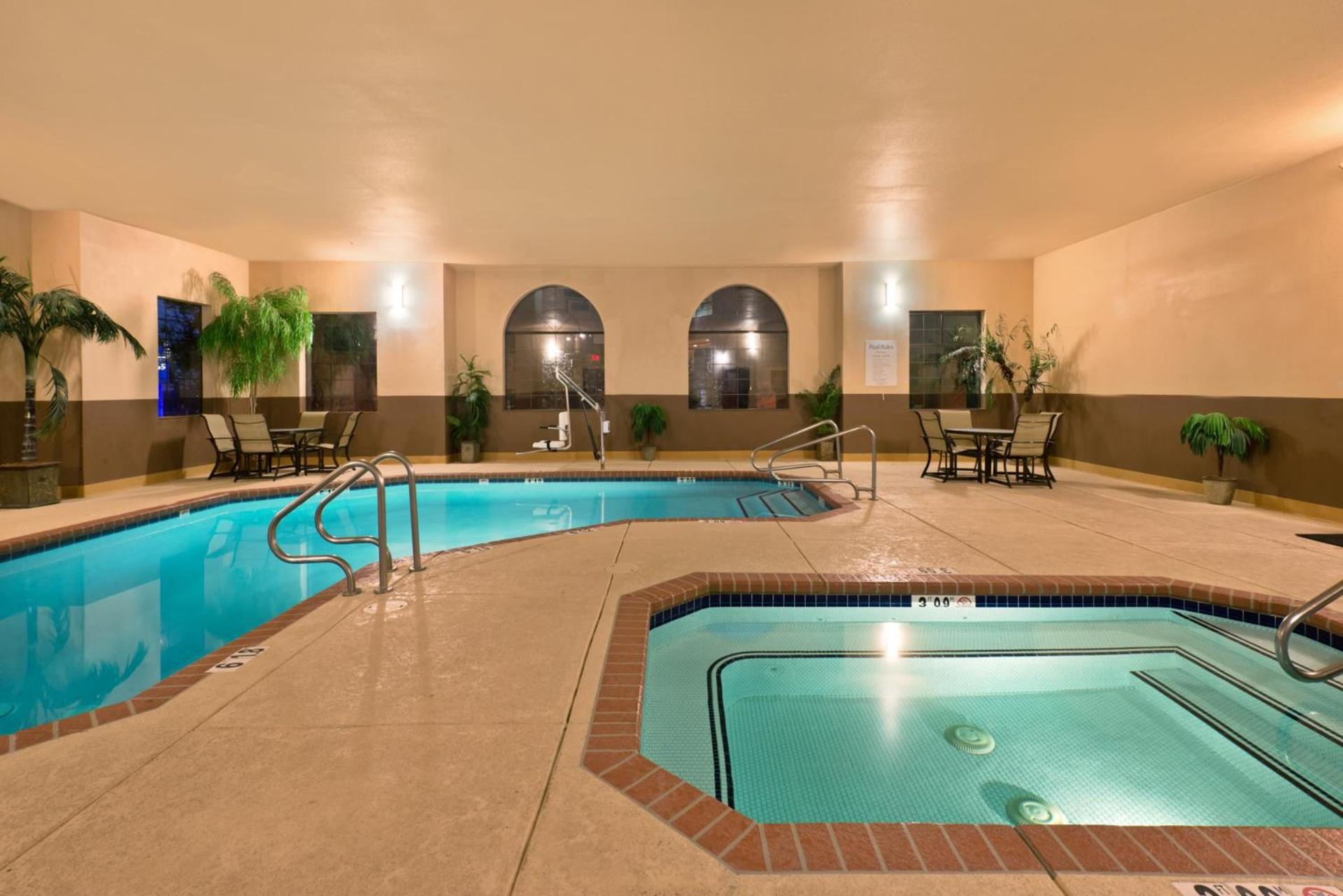 Holiday Inn Express Show Low by IHG photo 26