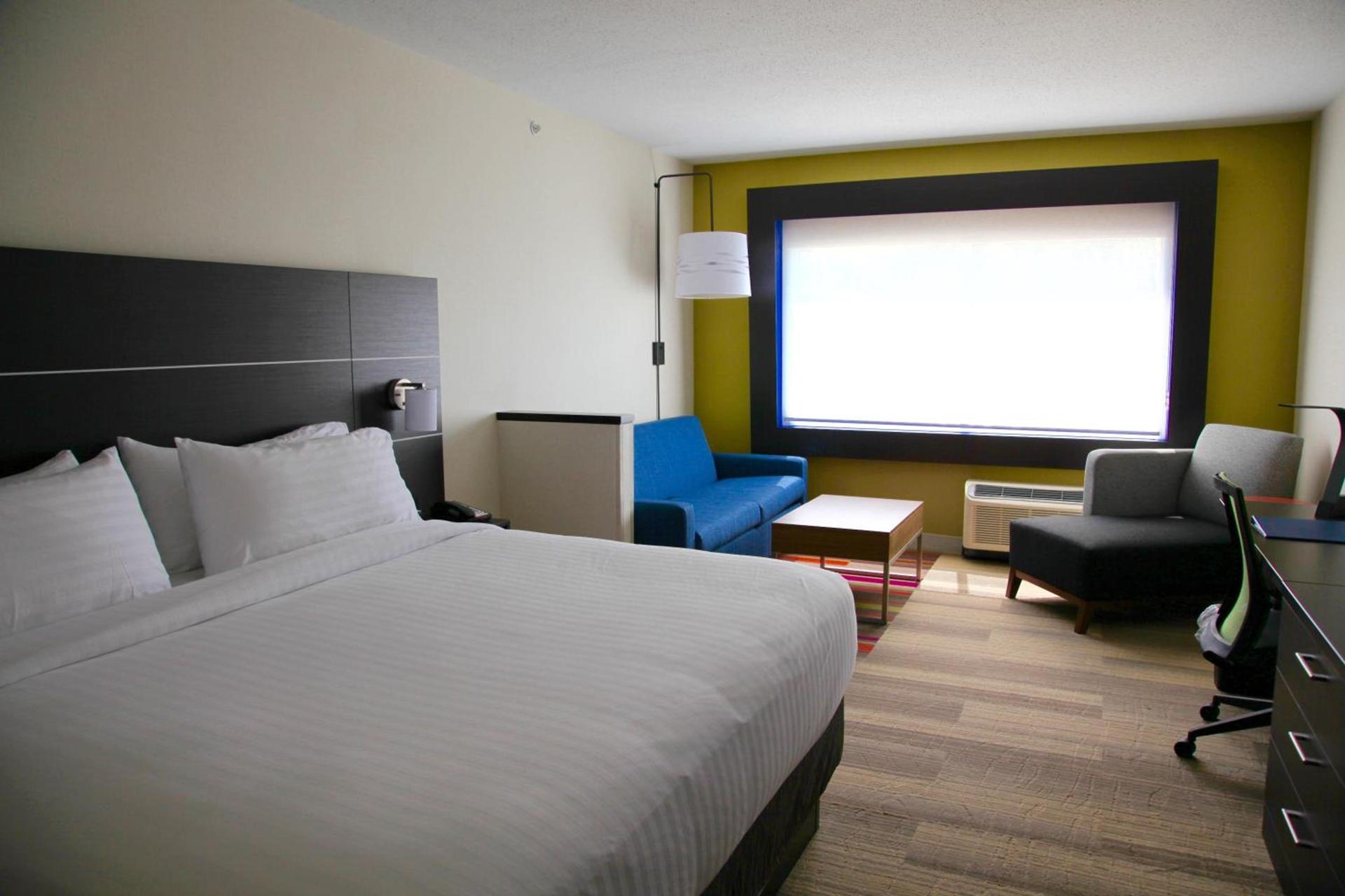 Holiday Inn Express & Suites Oswego by IHG photo 9