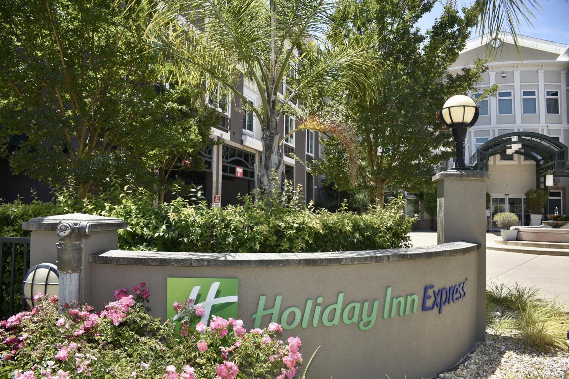 Holiday Inn Express Windsor Sonoma Wine Country by IHG photo 2