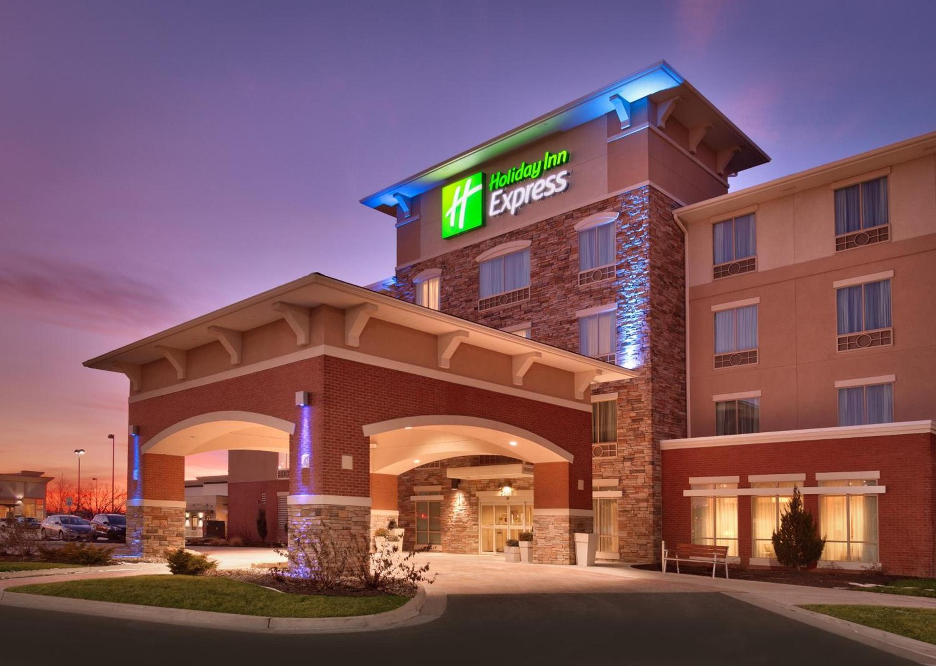 Holiday Inn Express & Suites Overland Park by IHG — hotel in Overland Park