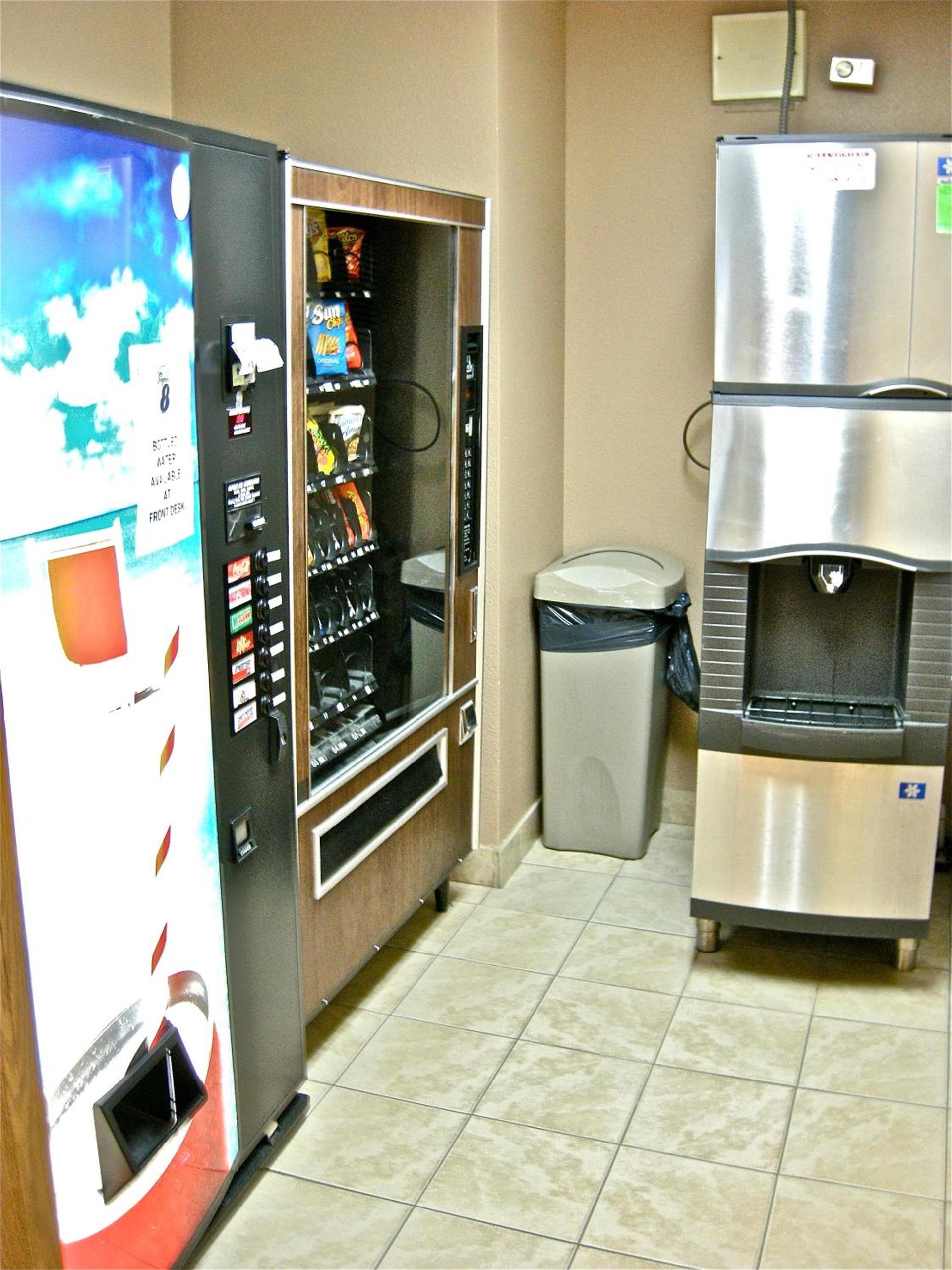 Super 8 by Wyndham Baker City photo 32