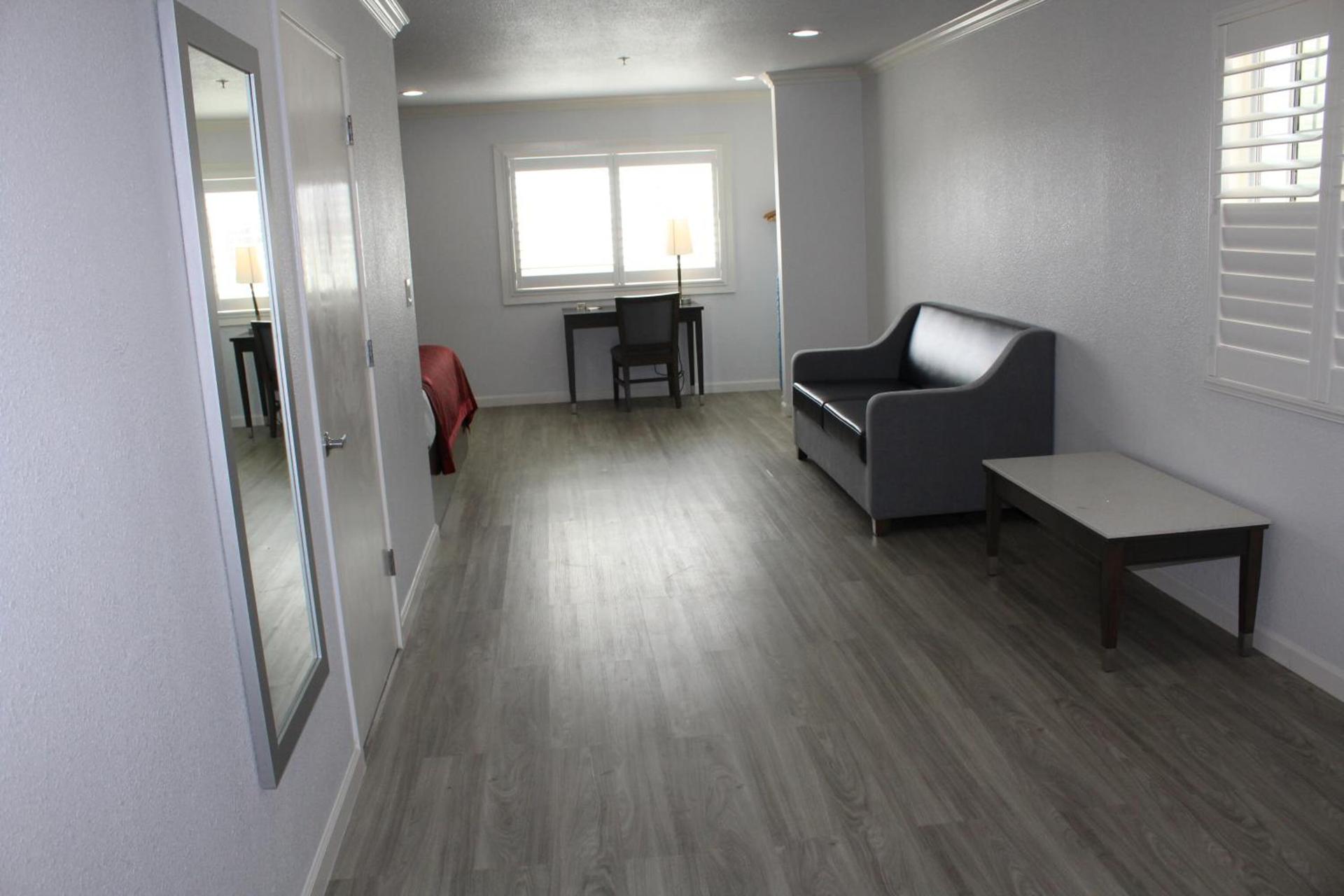 Mirage Inn & Suites photo 24