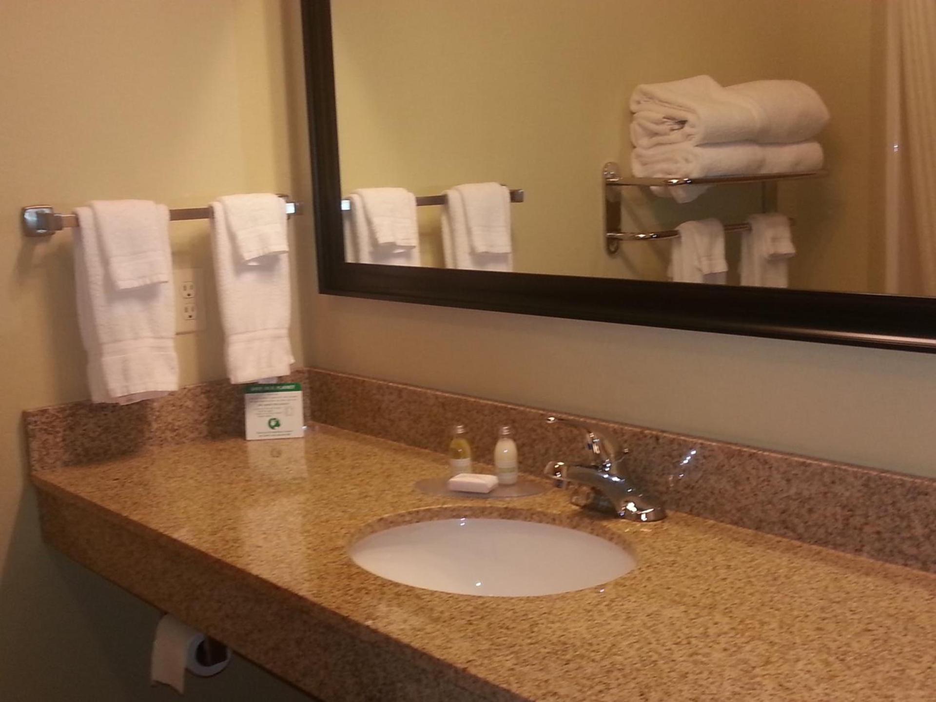 Cobblestone Inn & Suites - Bloomfield photo 9
